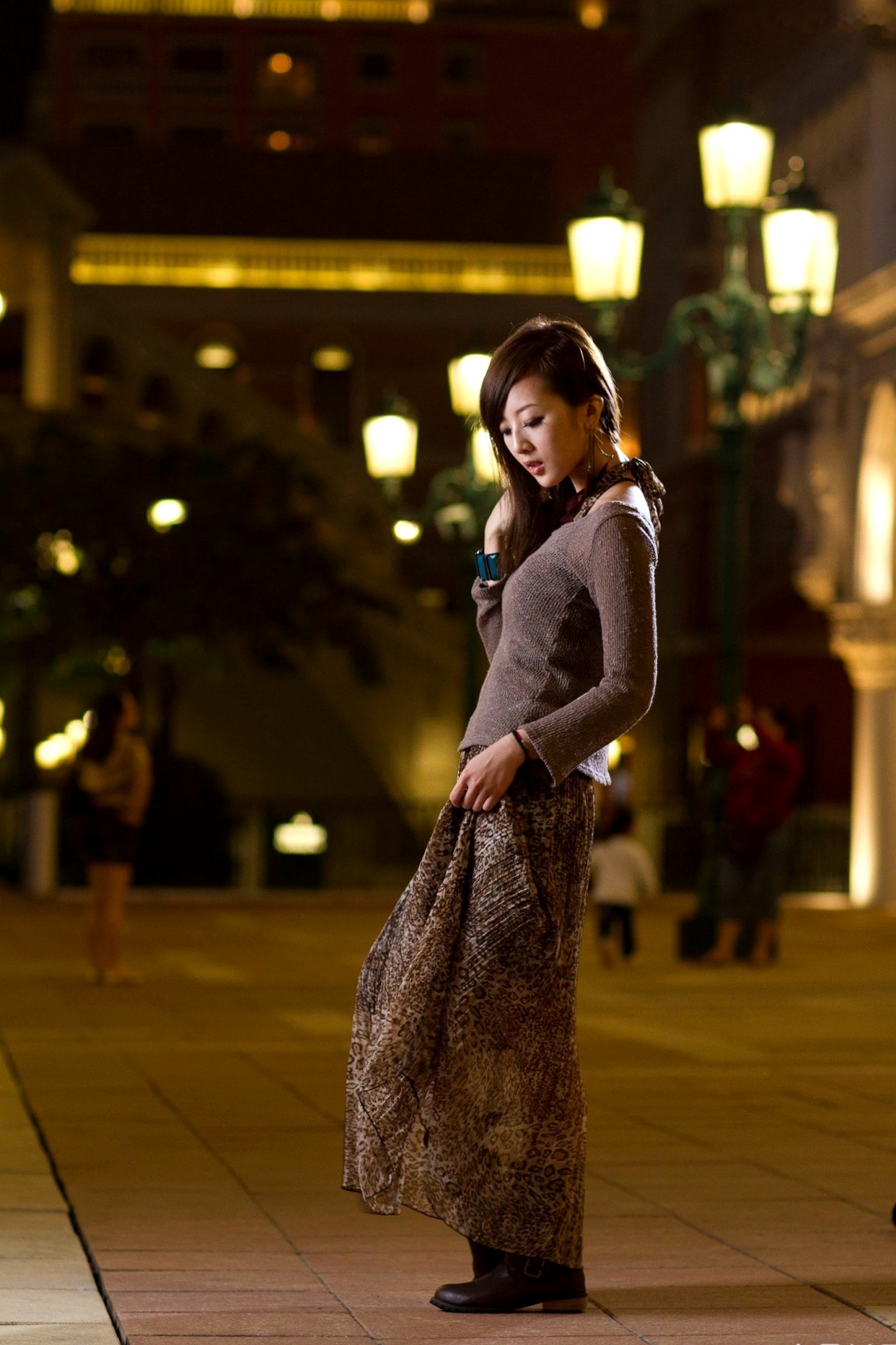 Gallery - 台湾正妹张允霏果子MM港澳之旅夜景写真，时尚豹纹长裙尽显冷艳气质台湾街拍冷艳气质户外 女神私房照_秀色女神 - image 7