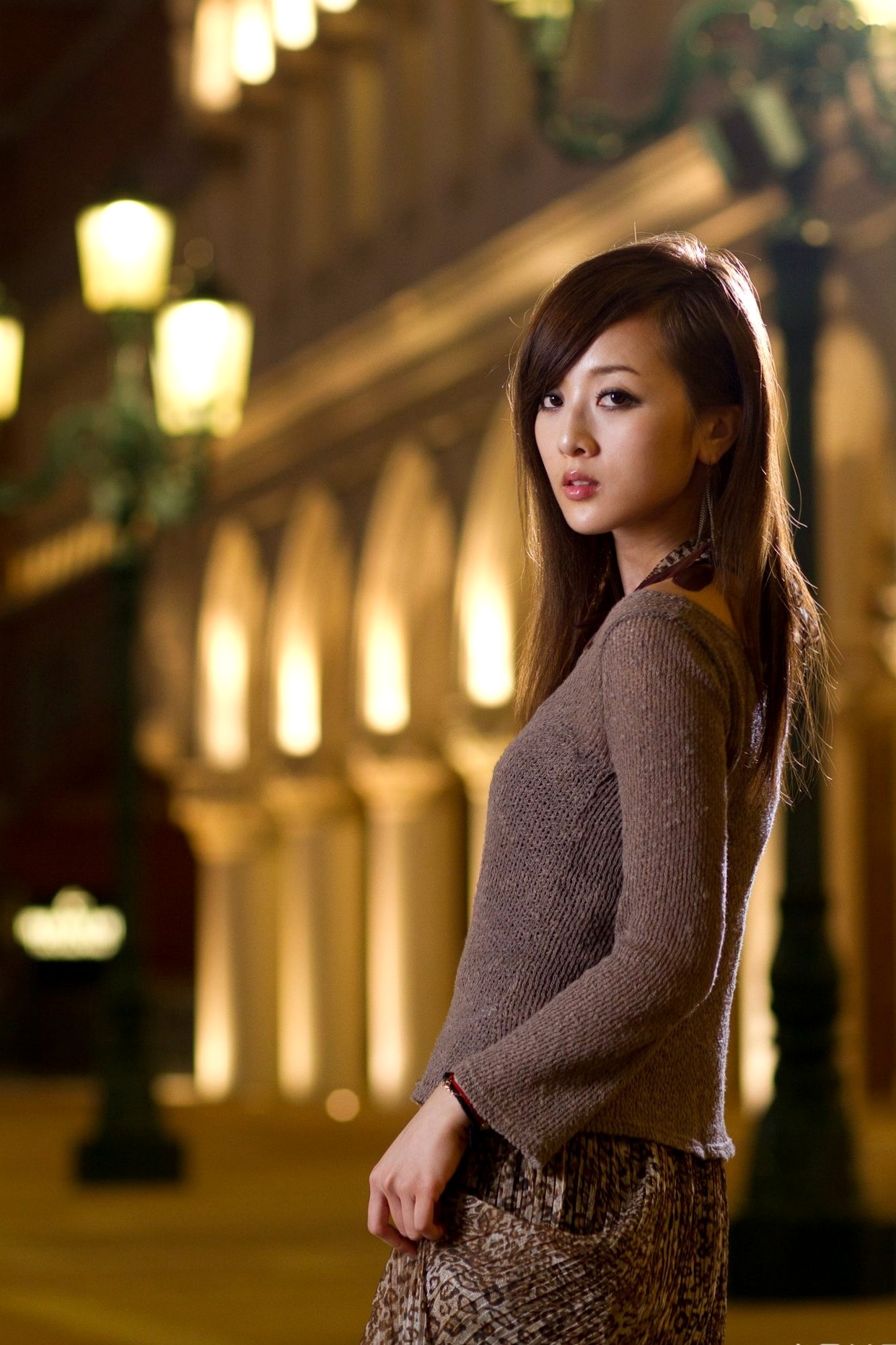 Gallery - 台湾正妹张允霏果子MM港澳之旅夜景写真，时尚豹纹长裙尽显冷艳气质台湾街拍冷艳气质户外 女神私房照_秀色女神 - image 10