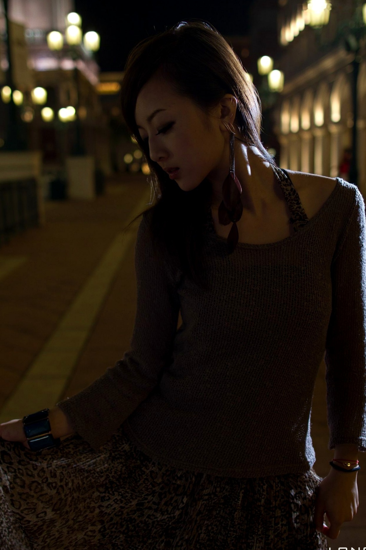 Gallery - 台湾正妹张允霏果子MM港澳之旅夜景写真，时尚豹纹长裙尽显冷艳气质台湾街拍冷艳气质户外 女神私房照_秀色女神 - image 31