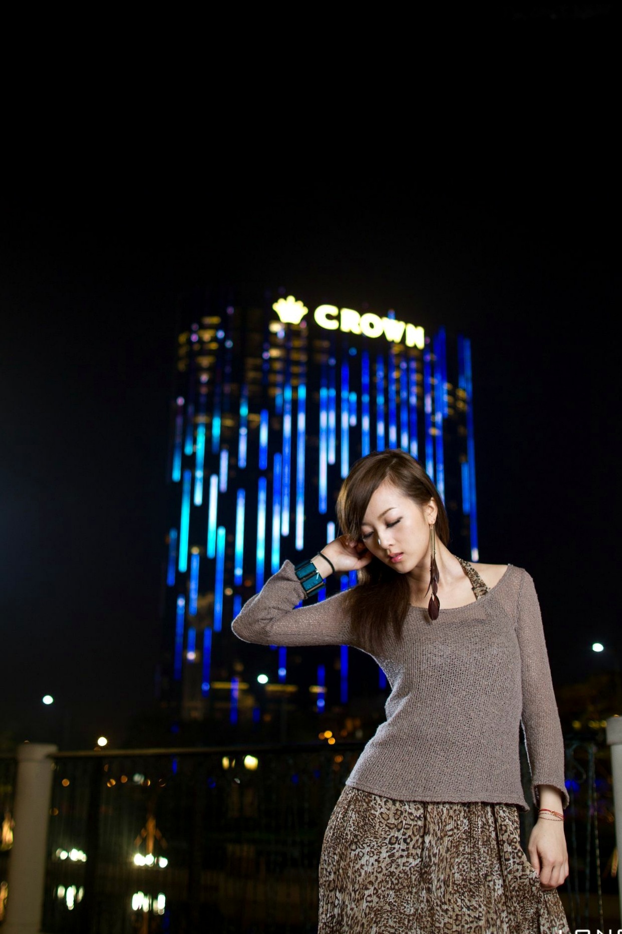 Gallery - 台湾正妹张允霏果子MM港澳之旅夜景写真，时尚豹纹长裙尽显冷艳气质台湾街拍冷艳气质户外 女神私房照_秀色女神 - image 40