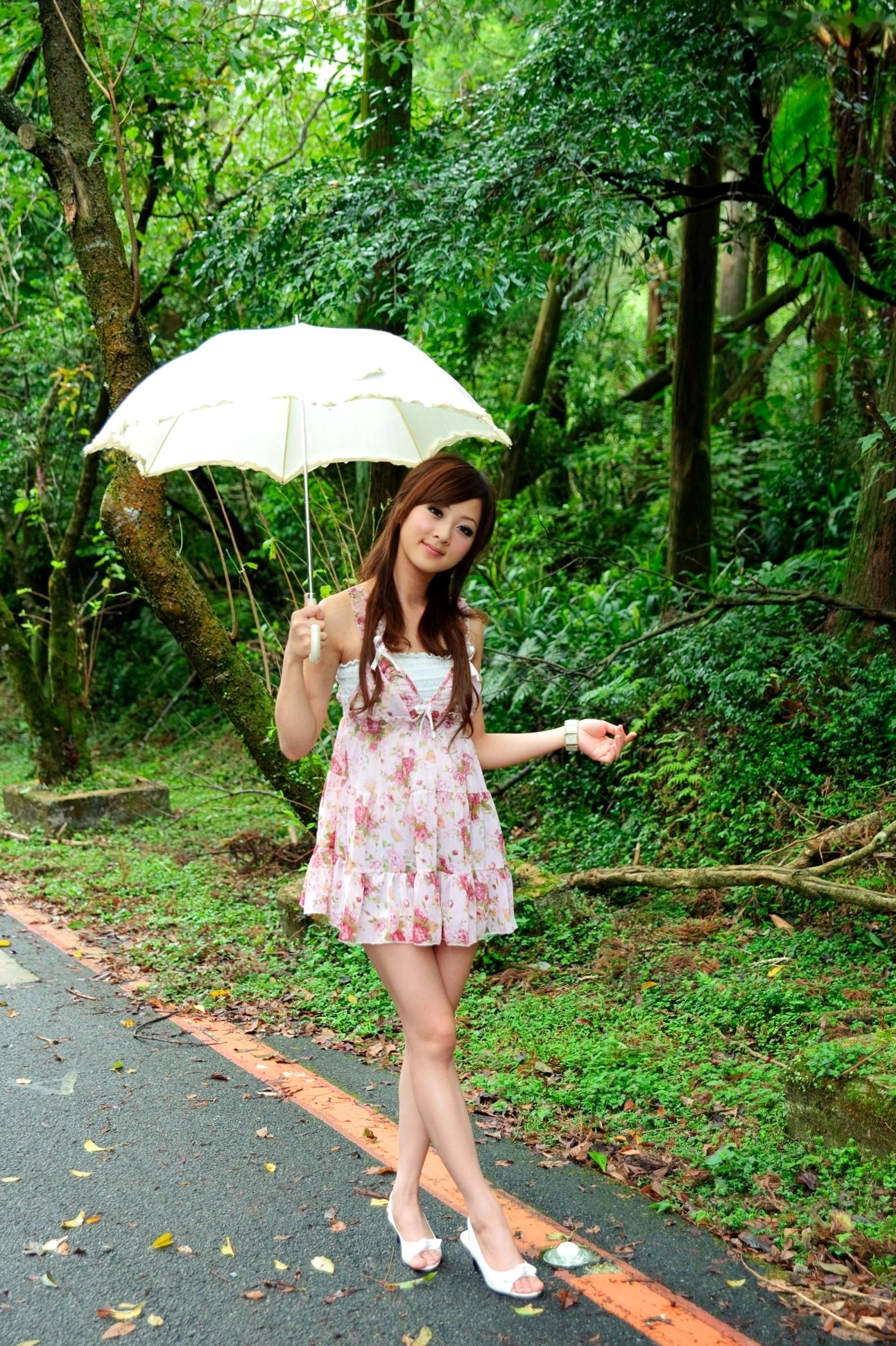 Gallery - 台湾正妹Mikako户外写真：白色圆舞曲的清新漫步与黑色执念的冷艳魅力台湾户外气质清新冷艳 女神私房照_秀色女神 - image 1
