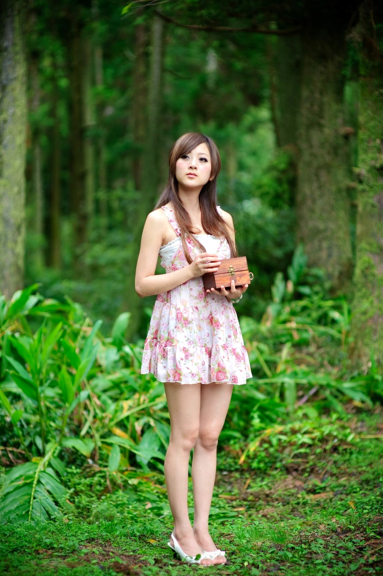Gallery - 台湾正妹Mikako户外写真：白色圆舞曲的清新漫步与黑色执念的冷艳魅力台湾户外气质清新冷艳 女神私房照_秀色女神 - image 2