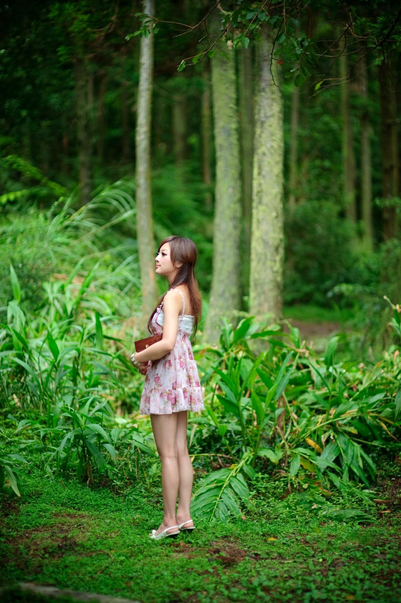 Gallery - 台湾正妹Mikako户外写真：白色圆舞曲的清新漫步与黑色执念的冷艳魅力台湾户外气质清新冷艳 女神私房照_秀色女神 - image 5