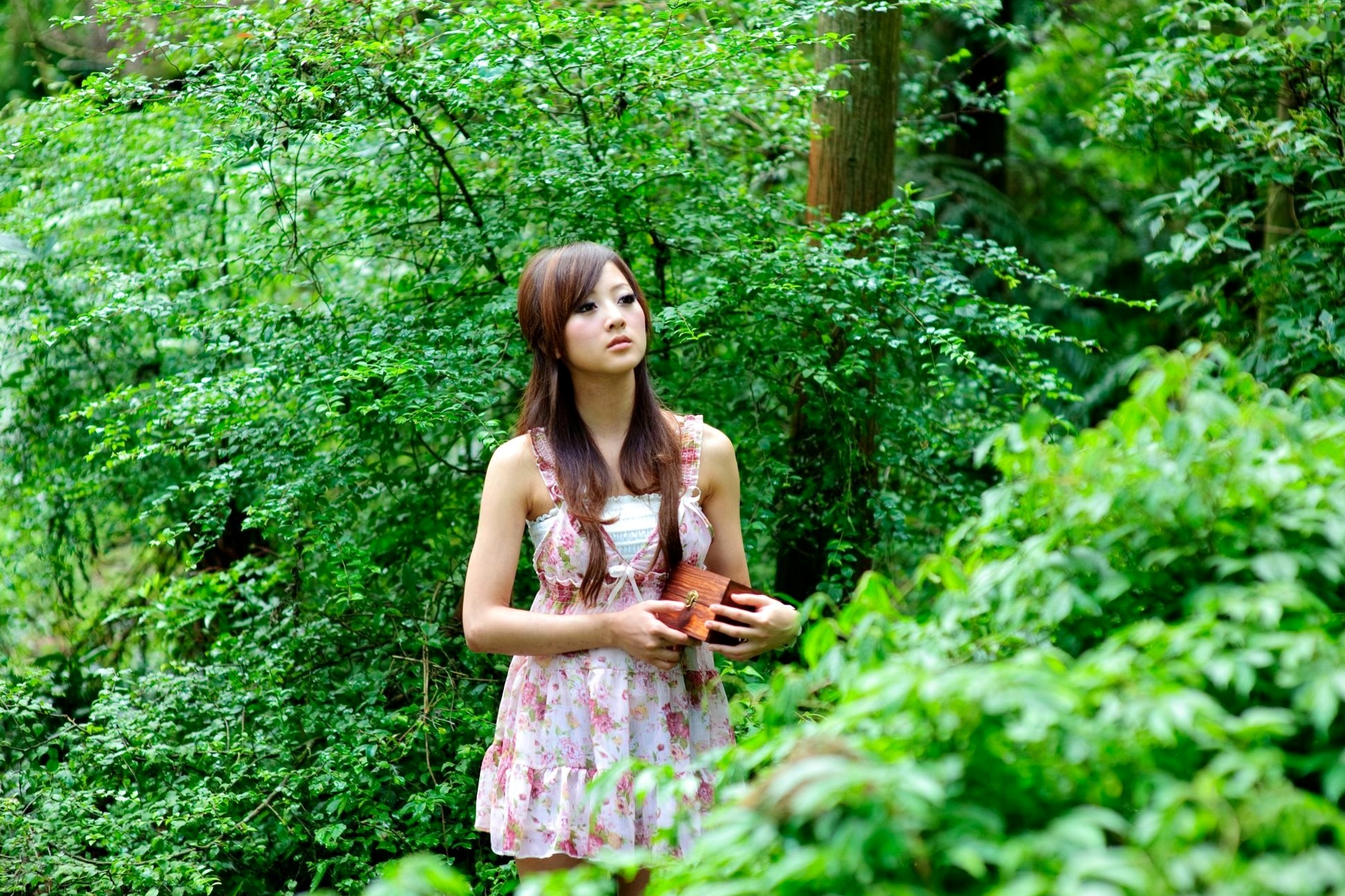 Gallery - 台湾正妹Mikako户外写真：白色圆舞曲的清新漫步与黑色执念的冷艳魅力台湾户外气质清新冷艳 女神私房照_秀色女神 - image 7