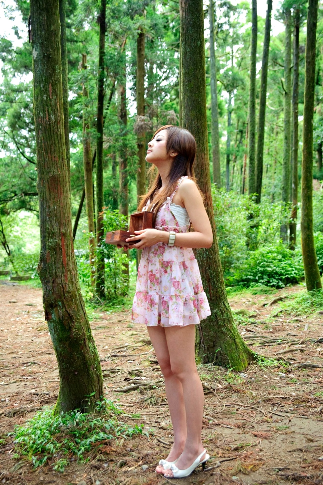 Gallery - 台湾正妹Mikako户外写真：白色圆舞曲的清新漫步与黑色执念的冷艳魅力台湾户外气质清新冷艳 女神私房照_秀色女神 - image 12