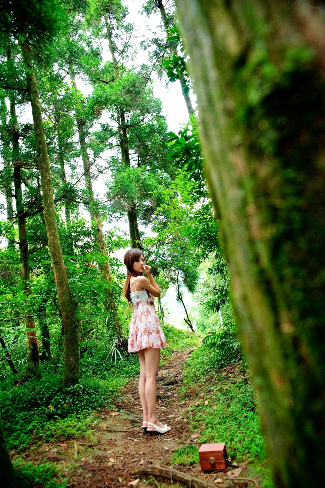 Gallery - 台湾正妹Mikako户外写真：白色圆舞曲的清新漫步与黑色执念的冷艳魅力台湾户外气质清新冷艳 女神私房照_秀色女神 - image 14
