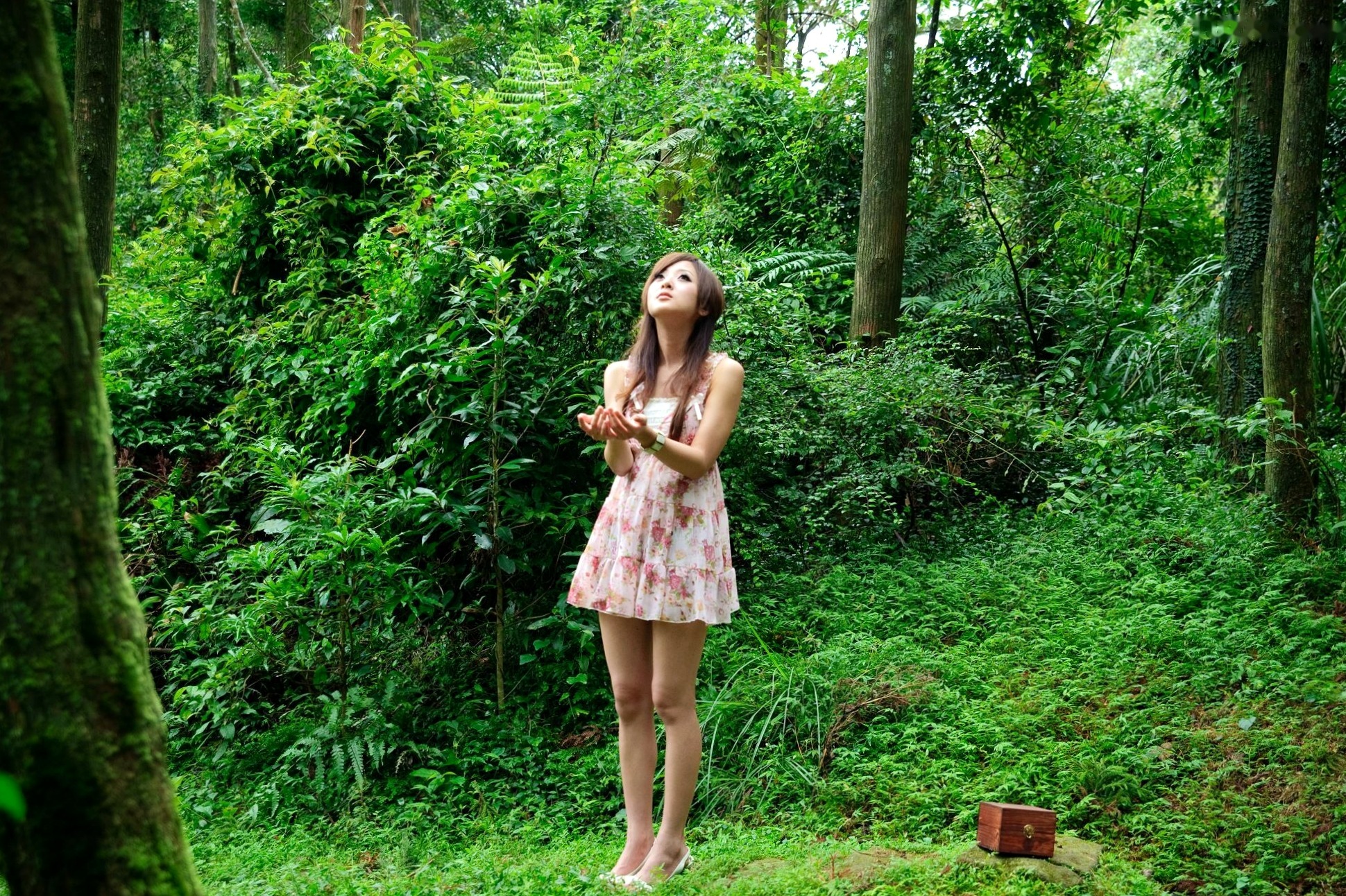 Gallery - 台湾正妹Mikako户外写真：白色圆舞曲的清新漫步与黑色执念的冷艳魅力台湾户外气质清新冷艳 女神私房照_秀色女神 - image 16