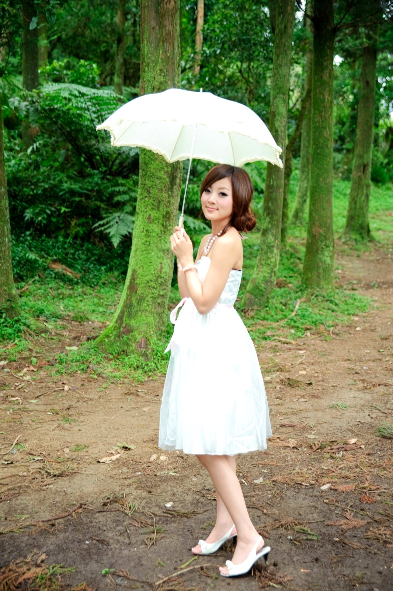Gallery - 台湾正妹Mikako户外写真：白色圆舞曲的清新漫步与黑色执念的冷艳魅力台湾户外气质清新冷艳 女神私房照_秀色女神 - image 17