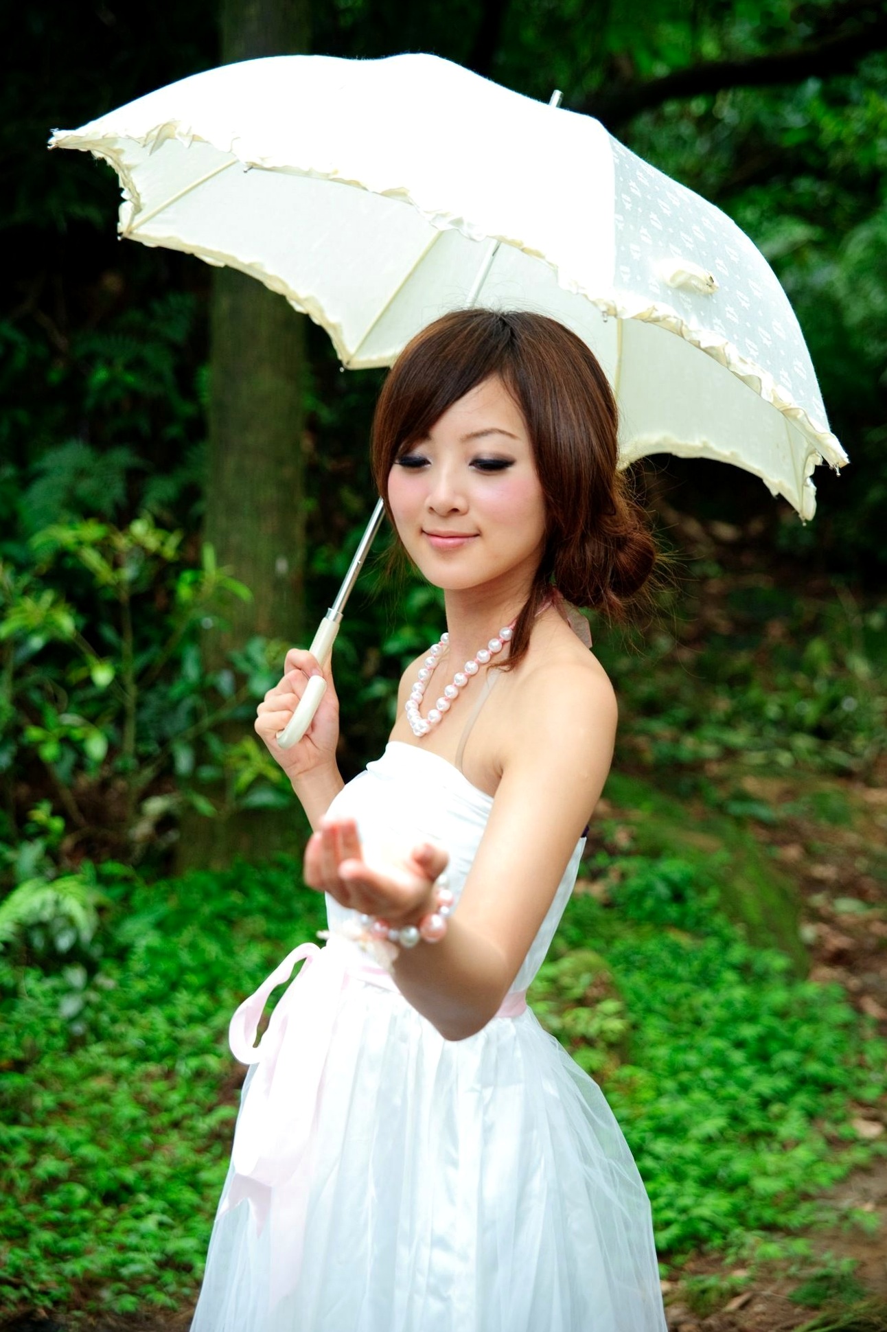 Gallery - 台湾正妹Mikako户外写真：白色圆舞曲的清新漫步与黑色执念的冷艳魅力台湾户外气质清新冷艳 女神私房照_秀色女神 - image 18