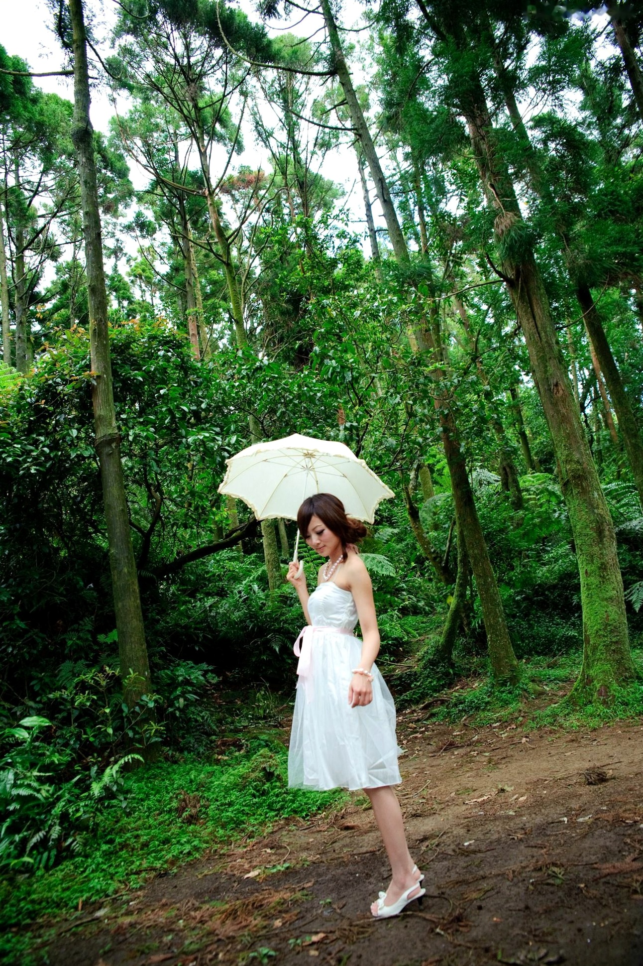 Gallery - 台湾正妹Mikako户外写真：白色圆舞曲的清新漫步与黑色执念的冷艳魅力台湾户外气质清新冷艳 女神私房照_秀色女神 - image 19