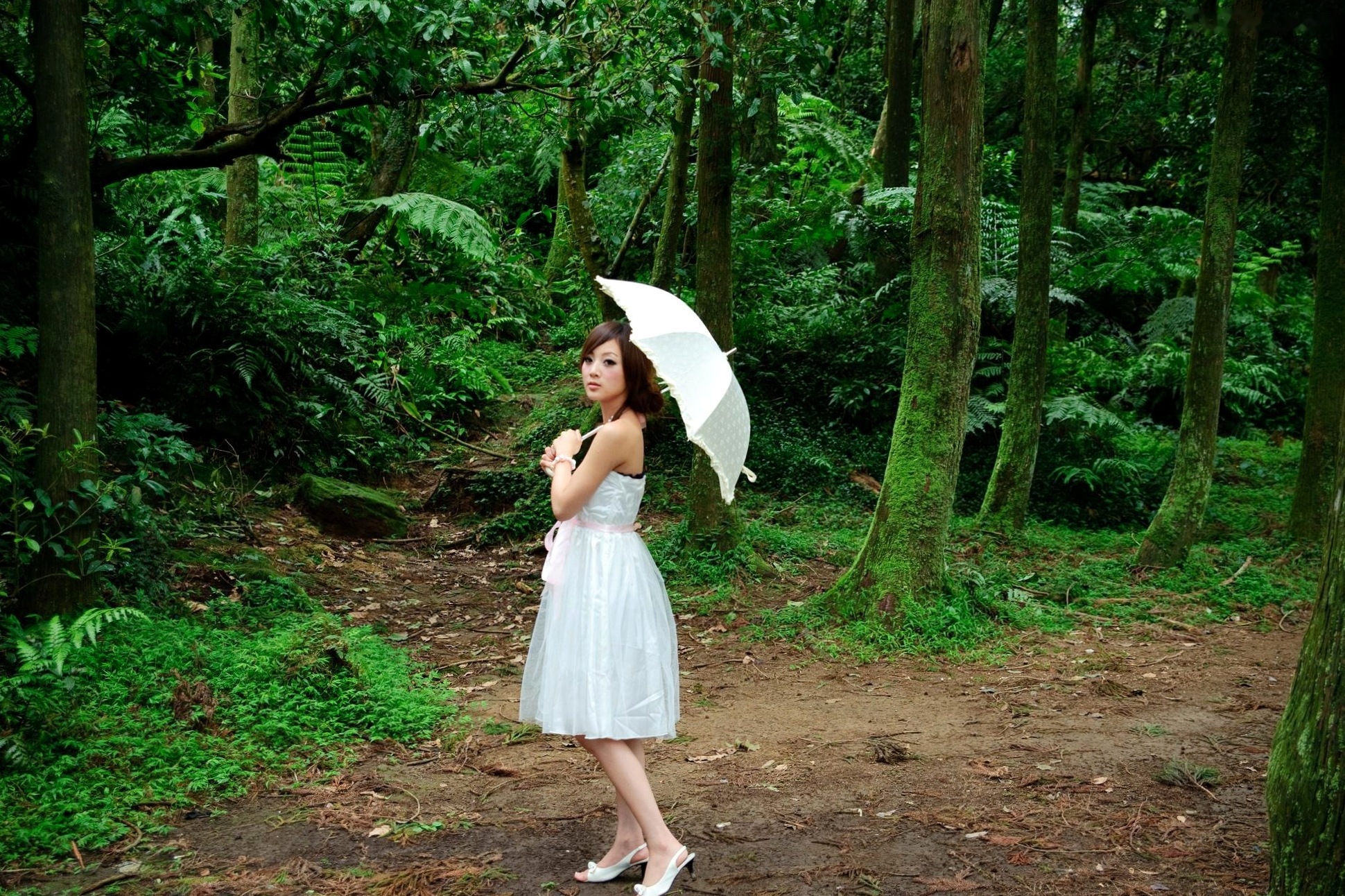 Gallery - 台湾正妹Mikako户外写真：白色圆舞曲的清新漫步与黑色执念的冷艳魅力台湾户外气质清新冷艳 女神私房照_秀色女神 - image 20