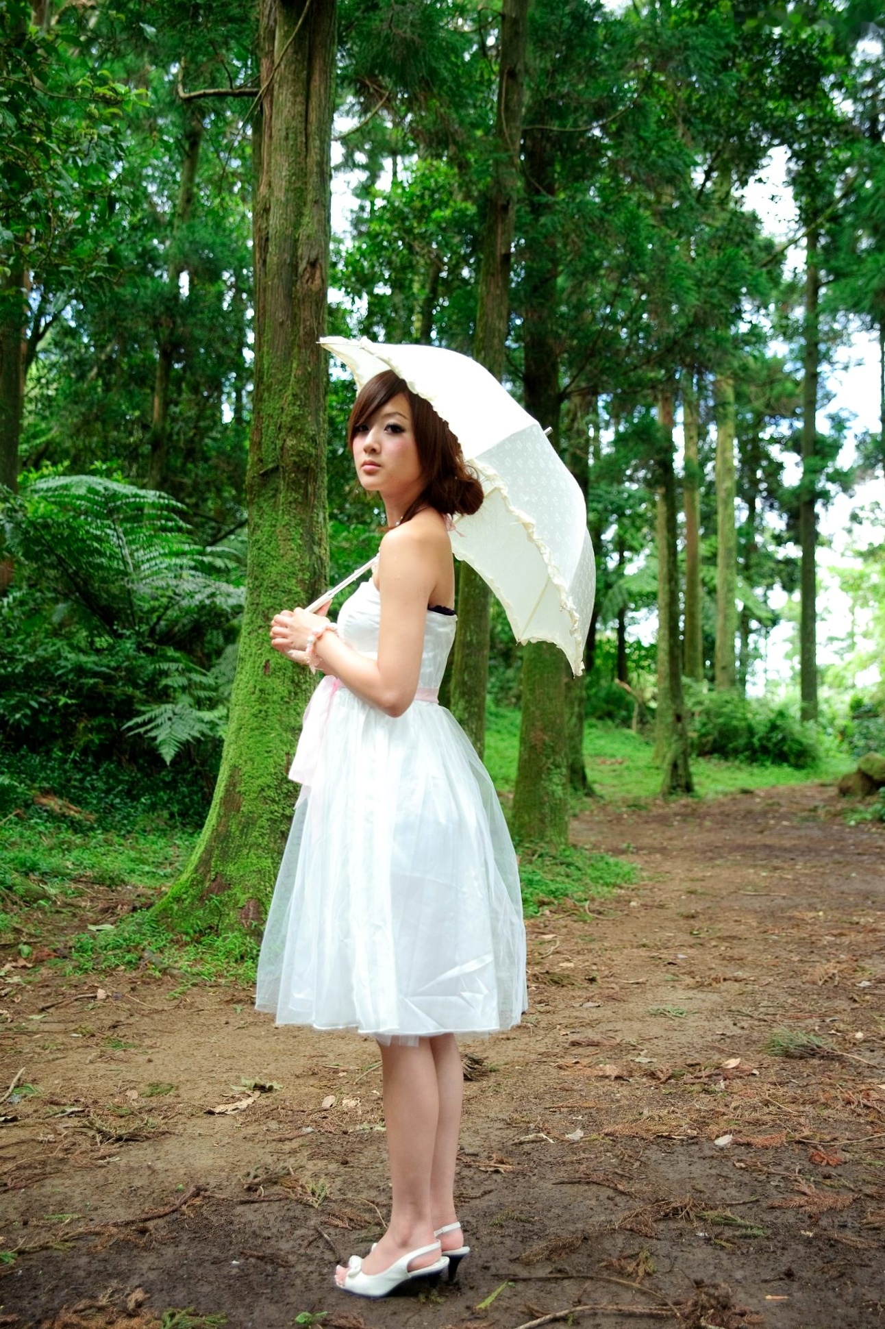 Gallery - 台湾正妹Mikako户外写真：白色圆舞曲的清新漫步与黑色执念的冷艳魅力台湾户外气质清新冷艳 女神私房照_秀色女神 - image 21
