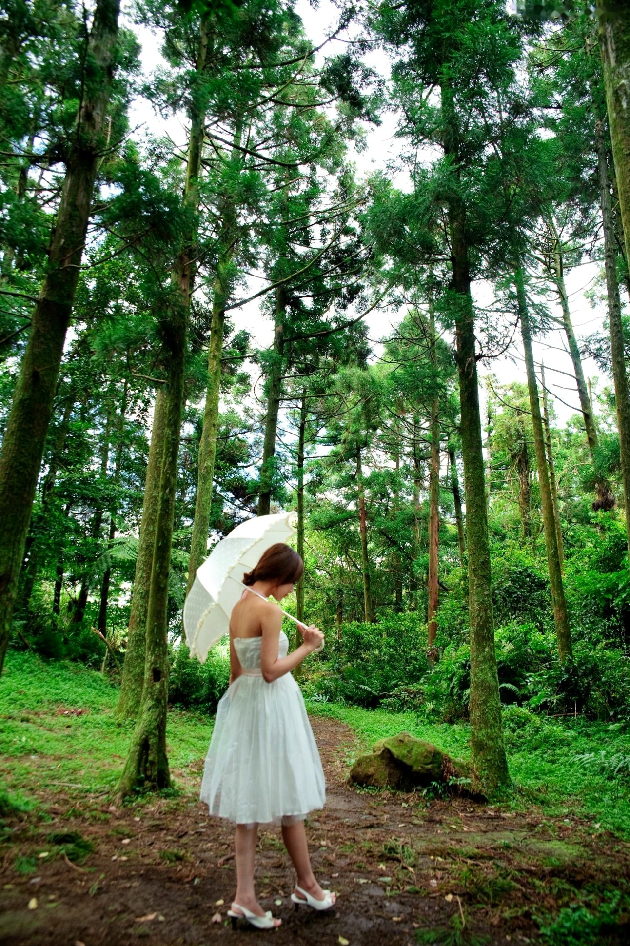 Gallery - 台湾正妹Mikako户外写真：白色圆舞曲的清新漫步与黑色执念的冷艳魅力台湾户外气质清新冷艳 女神私房照_秀色女神 - image 24