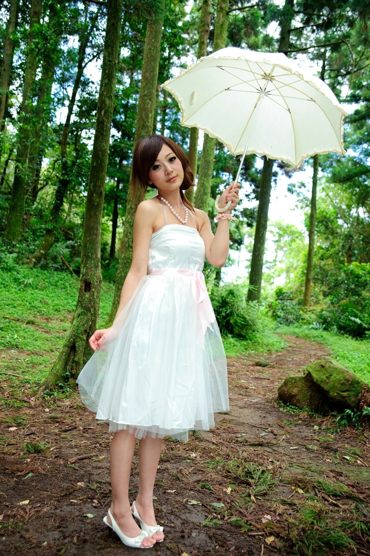Gallery - 台湾正妹Mikako户外写真：白色圆舞曲的清新漫步与黑色执念的冷艳魅力台湾户外气质清新冷艳 女神私房照_秀色女神 - image 25