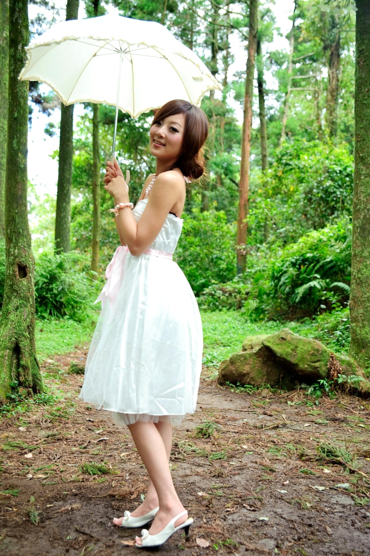 Gallery - 台湾正妹Mikako户外写真：白色圆舞曲的清新漫步与黑色执念的冷艳魅力台湾户外气质清新冷艳 女神私房照_秀色女神 - image 26