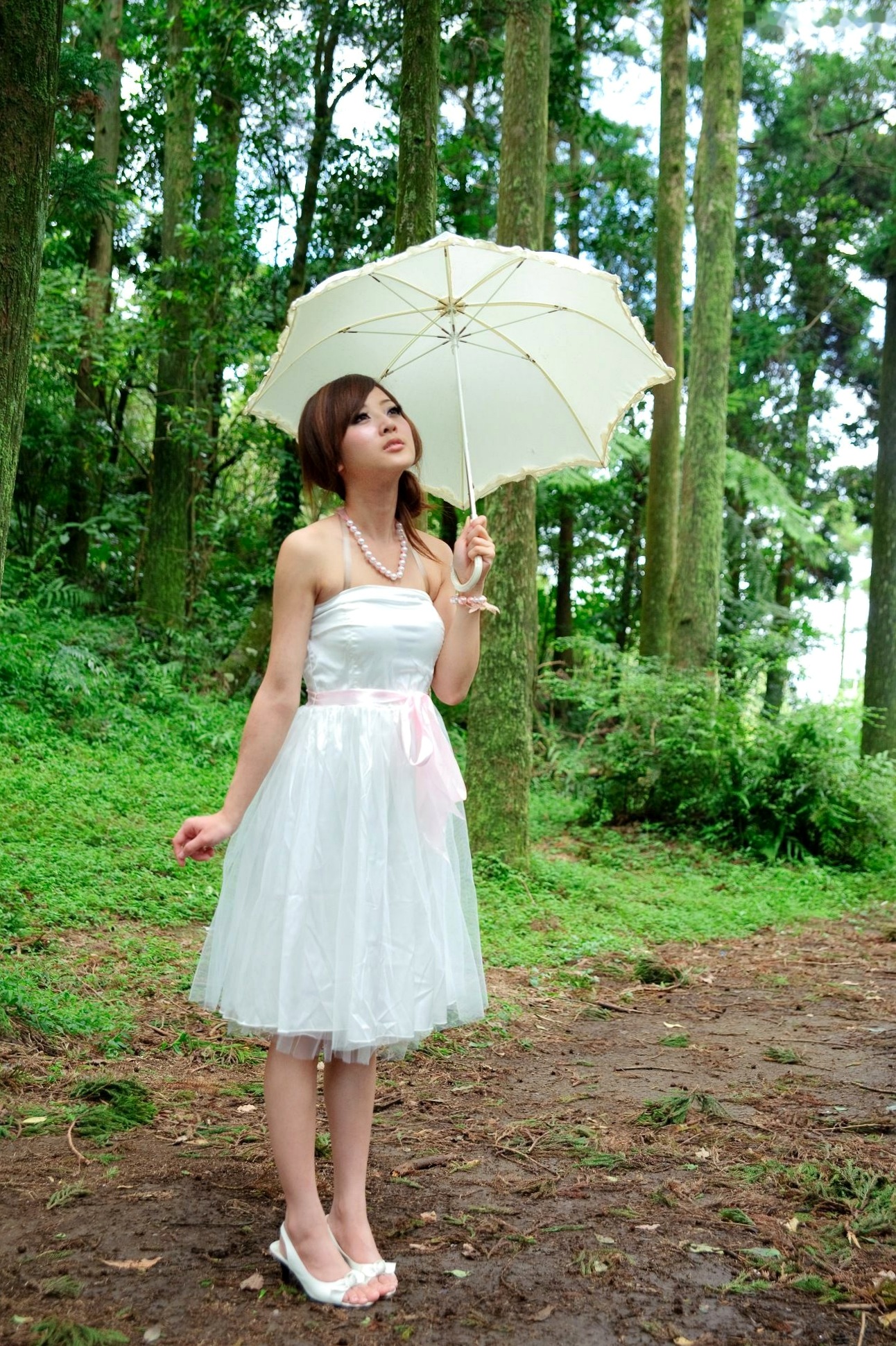 Gallery - 台湾正妹Mikako户外写真：白色圆舞曲的清新漫步与黑色执念的冷艳魅力台湾户外气质清新冷艳 女神私房照_秀色女神 - image 27