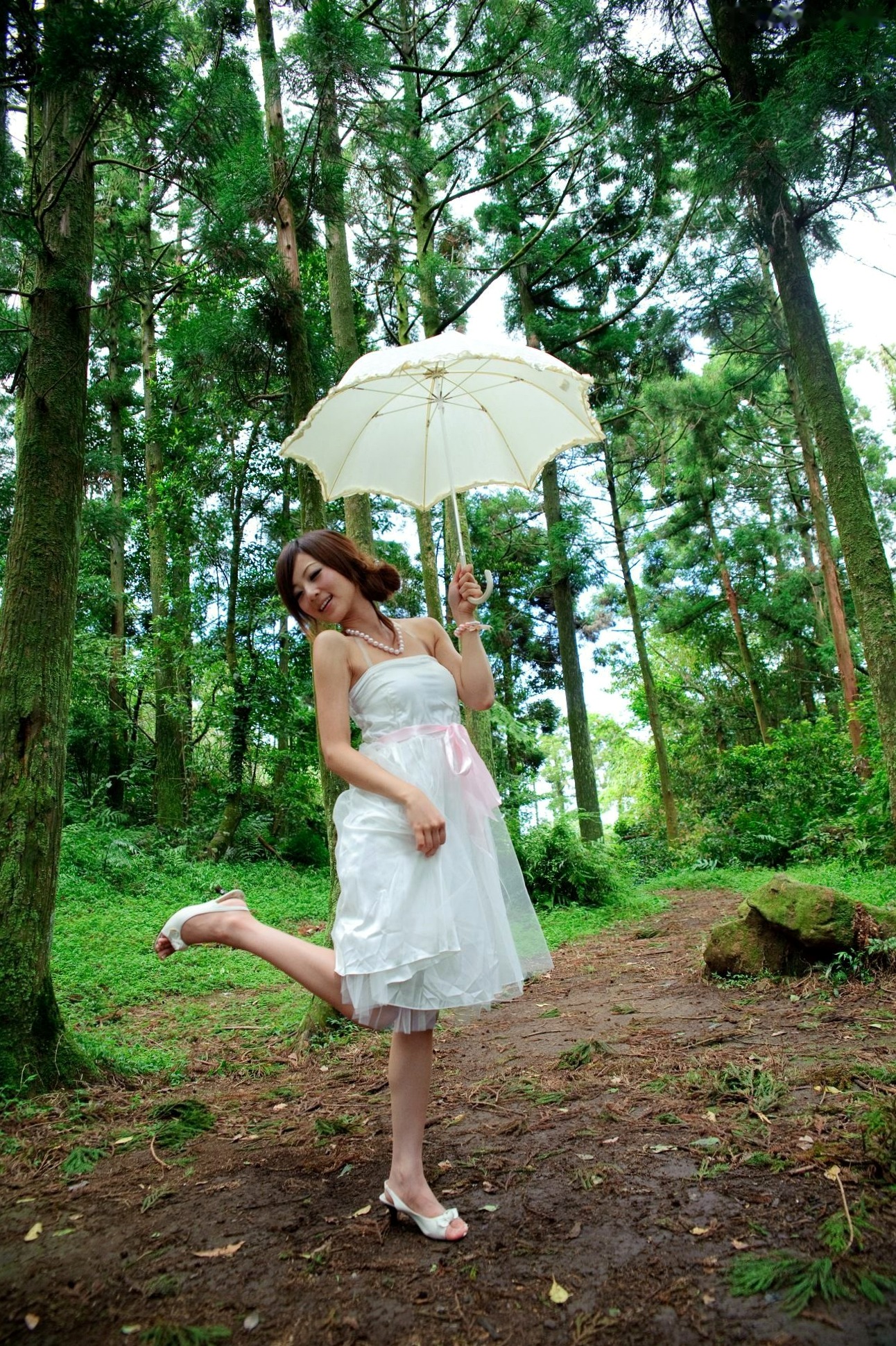 Gallery - 台湾正妹Mikako户外写真：白色圆舞曲的清新漫步与黑色执念的冷艳魅力台湾户外气质清新冷艳 女神私房照_秀色女神 - image 28