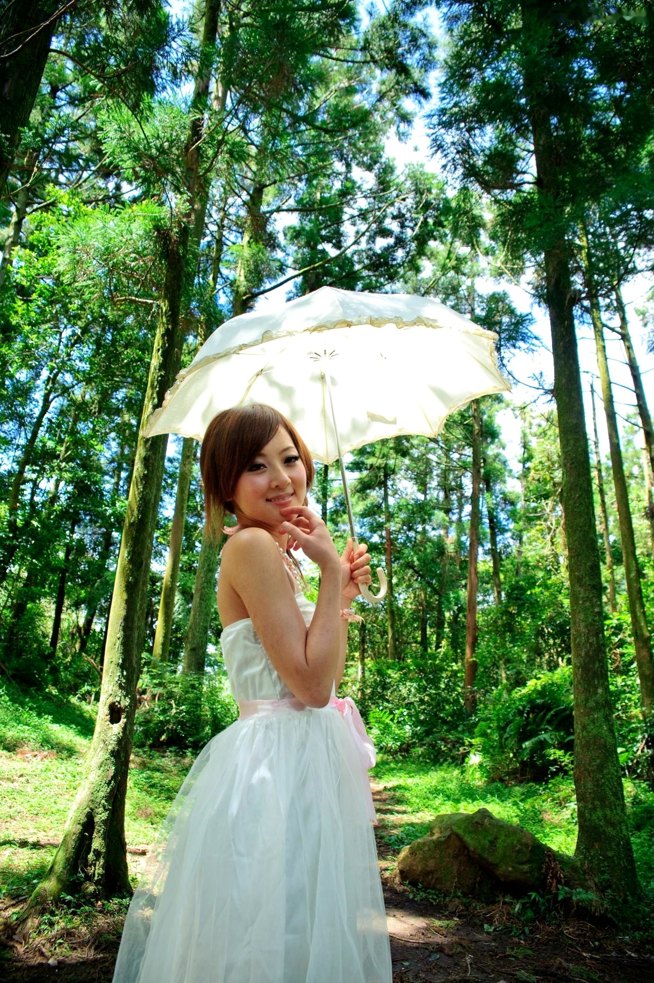 Gallery - 台湾正妹Mikako户外写真：白色圆舞曲的清新漫步与黑色执念的冷艳魅力台湾户外气质清新冷艳 女神私房照_秀色女神 - image 29