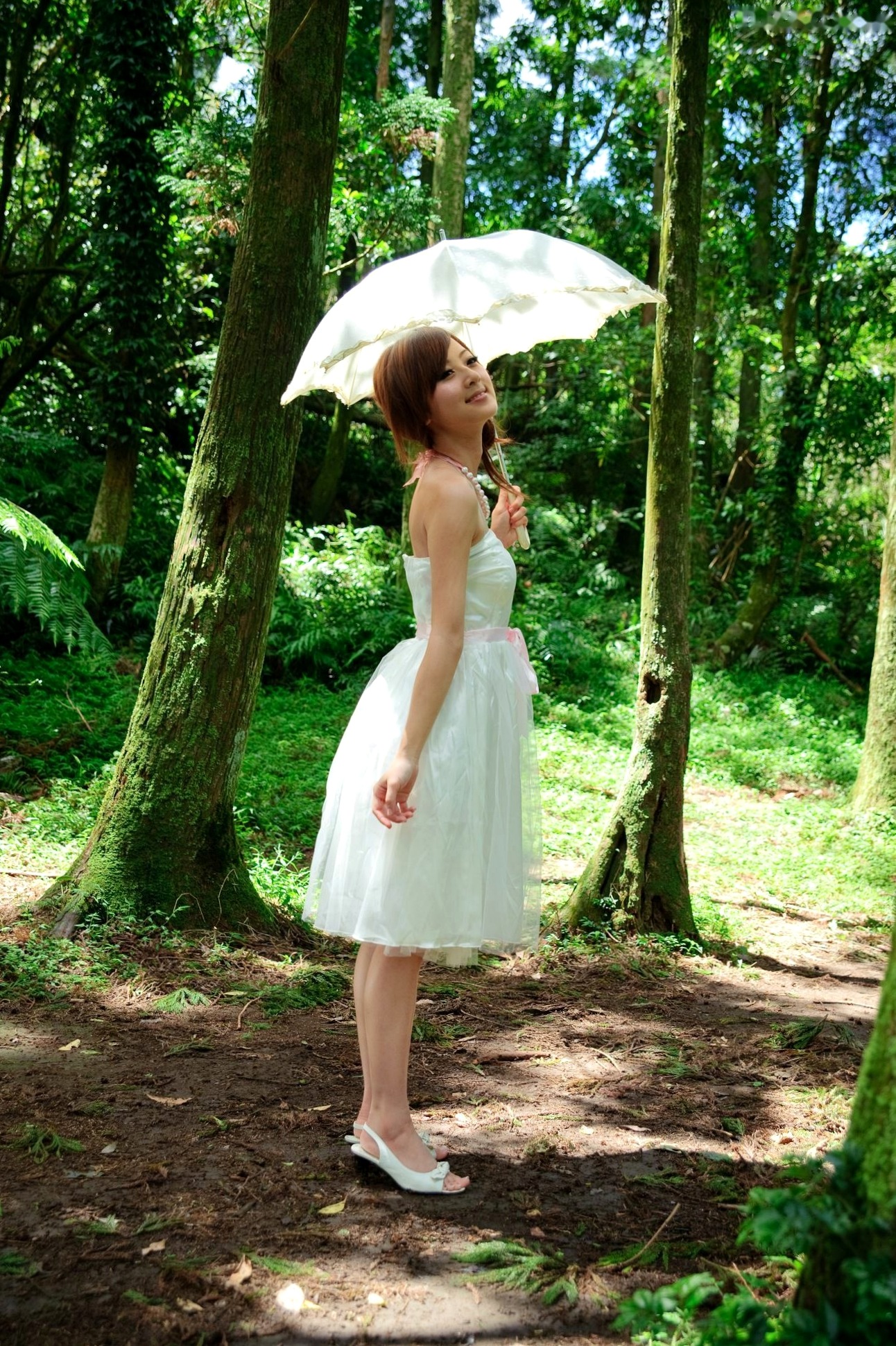 Gallery - 台湾正妹Mikako户外写真：白色圆舞曲的清新漫步与黑色执念的冷艳魅力台湾户外气质清新冷艳 女神私房照_秀色女神 - image 30