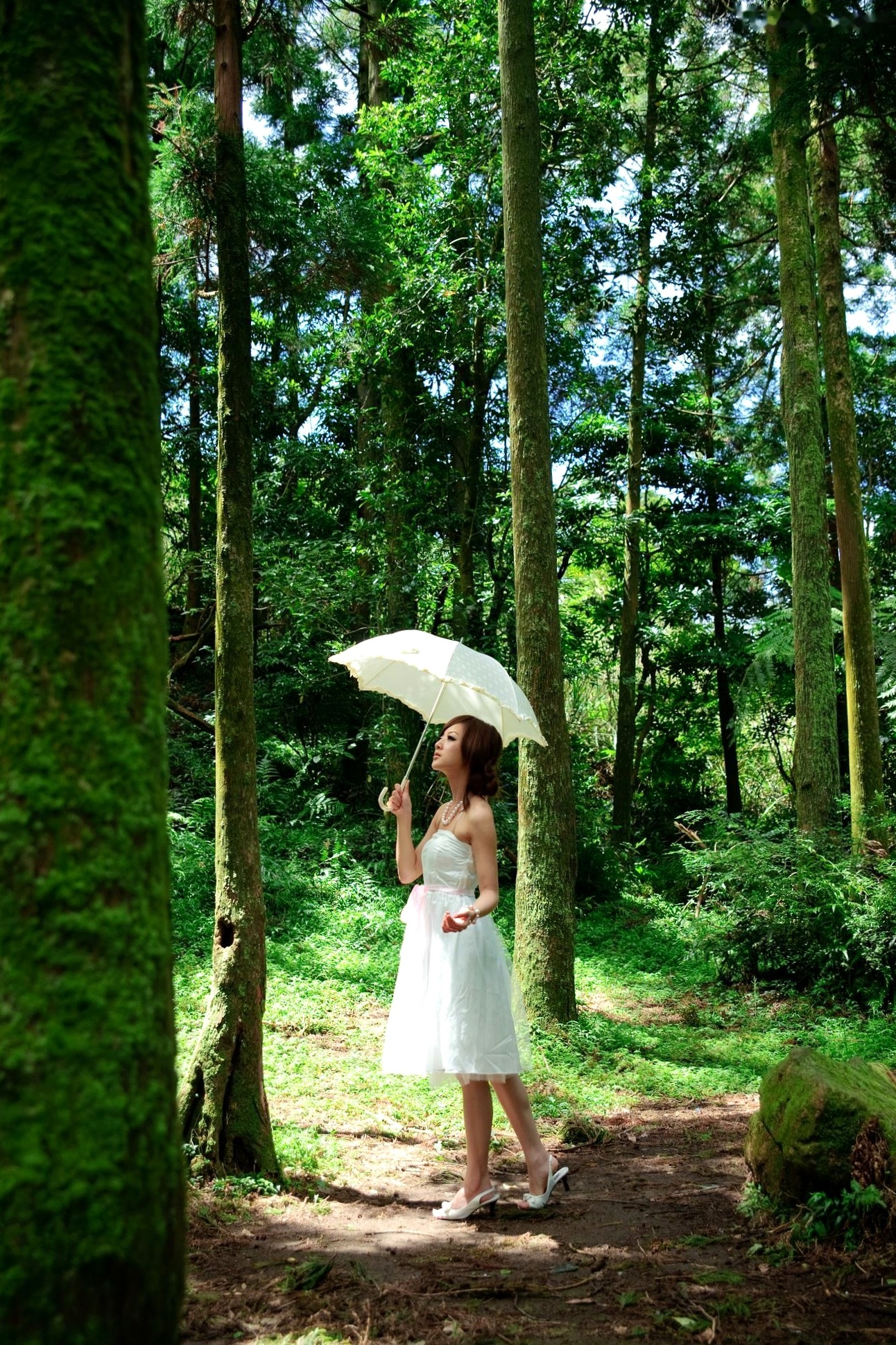Gallery - 台湾正妹Mikako户外写真：白色圆舞曲的清新漫步与黑色执念的冷艳魅力台湾户外气质清新冷艳 女神私房照_秀色女神 - image 31