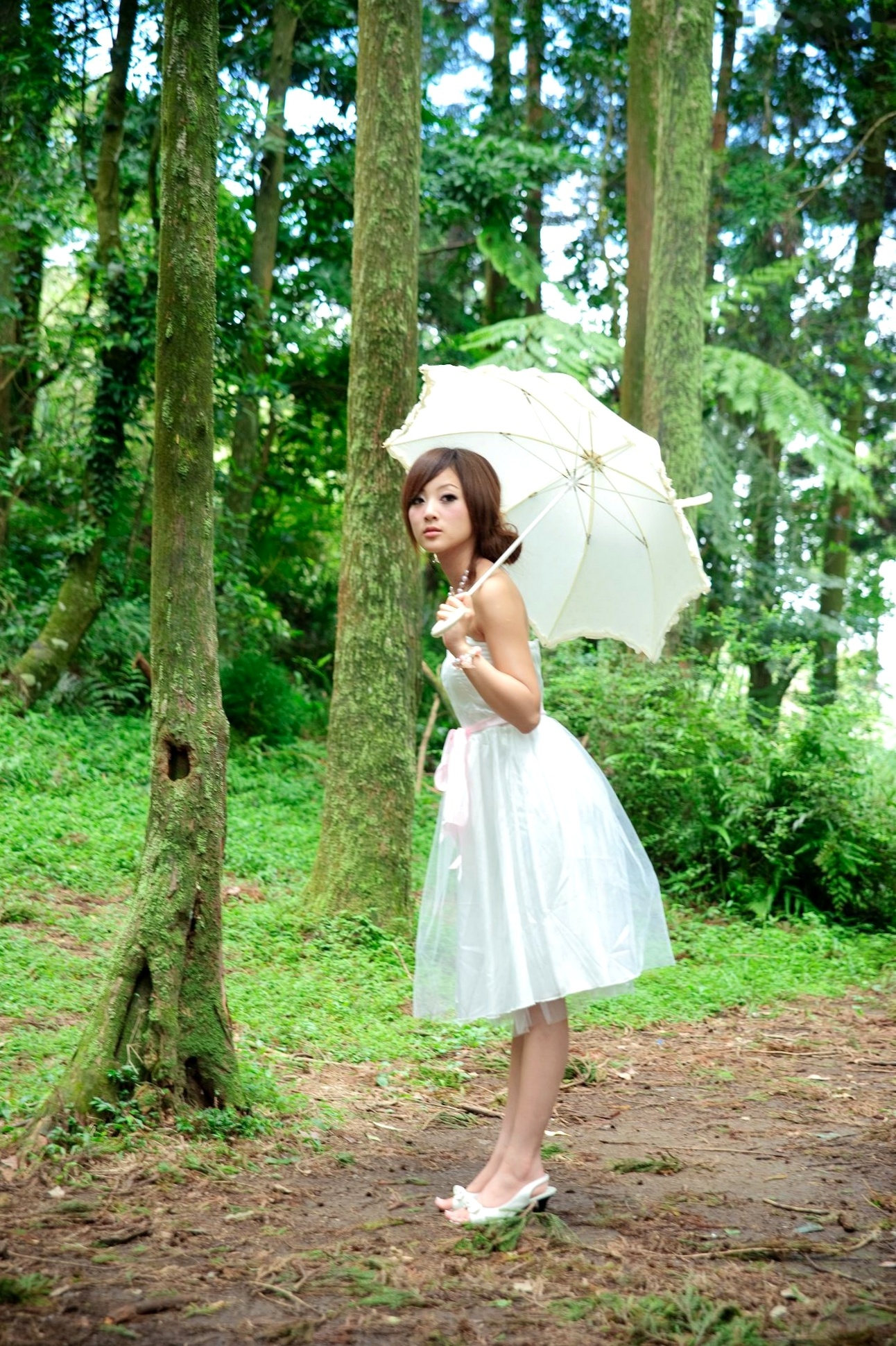 Gallery - 台湾正妹Mikako户外写真：白色圆舞曲的清新漫步与黑色执念的冷艳魅力台湾户外气质清新冷艳 女神私房照_秀色女神 - image 32