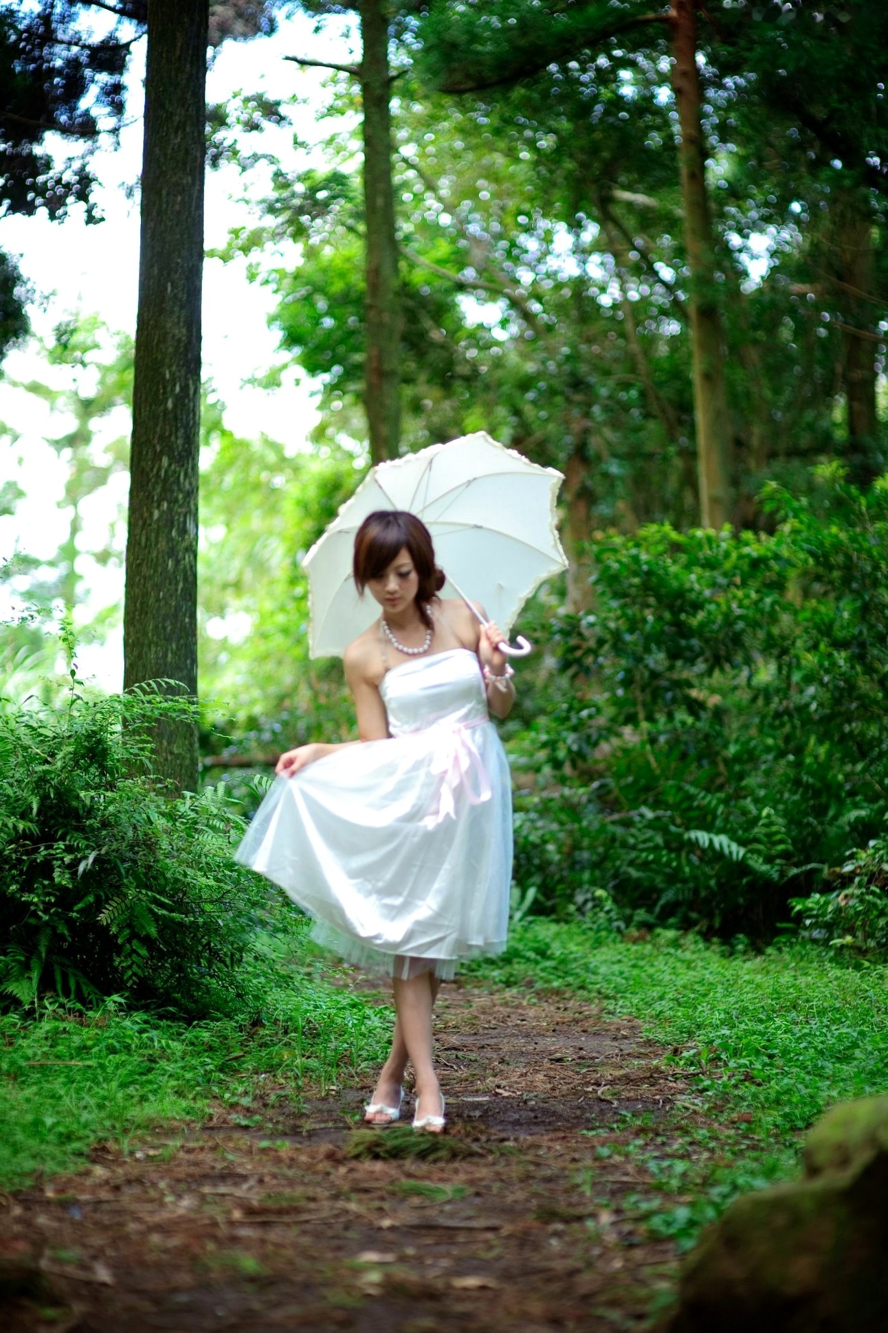 Gallery - 台湾正妹Mikako户外写真：白色圆舞曲的清新漫步与黑色执念的冷艳魅力台湾户外气质清新冷艳 女神私房照_秀色女神 - image 33