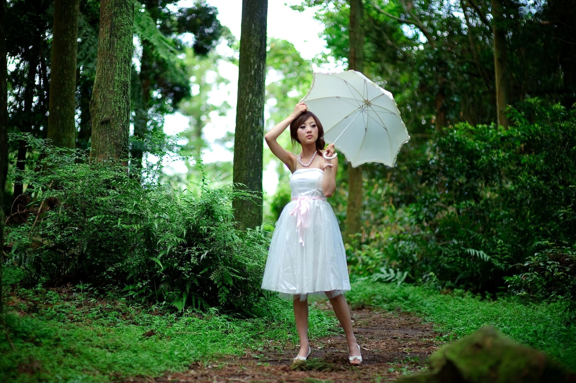 Gallery - 台湾正妹Mikako户外写真：白色圆舞曲的清新漫步与黑色执念的冷艳魅力台湾户外气质清新冷艳 女神私房照_秀色女神 - image 34