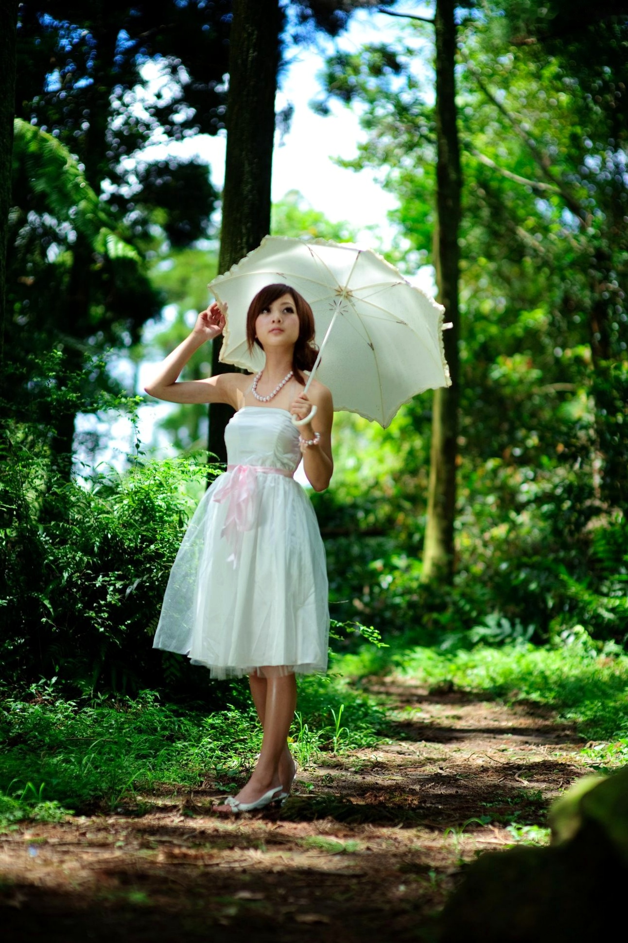 Gallery - 台湾正妹Mikako户外写真：白色圆舞曲的清新漫步与黑色执念的冷艳魅力台湾户外气质清新冷艳 女神私房照_秀色女神 - image 36
