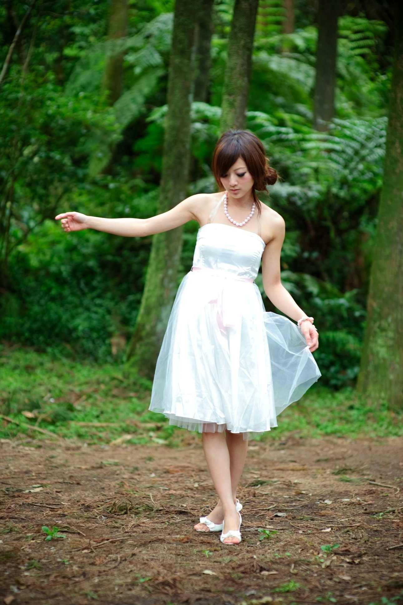 Gallery - 台湾正妹Mikako户外写真：白色圆舞曲的清新漫步与黑色执念的冷艳魅力台湾户外气质清新冷艳 女神私房照_秀色女神 - image 40