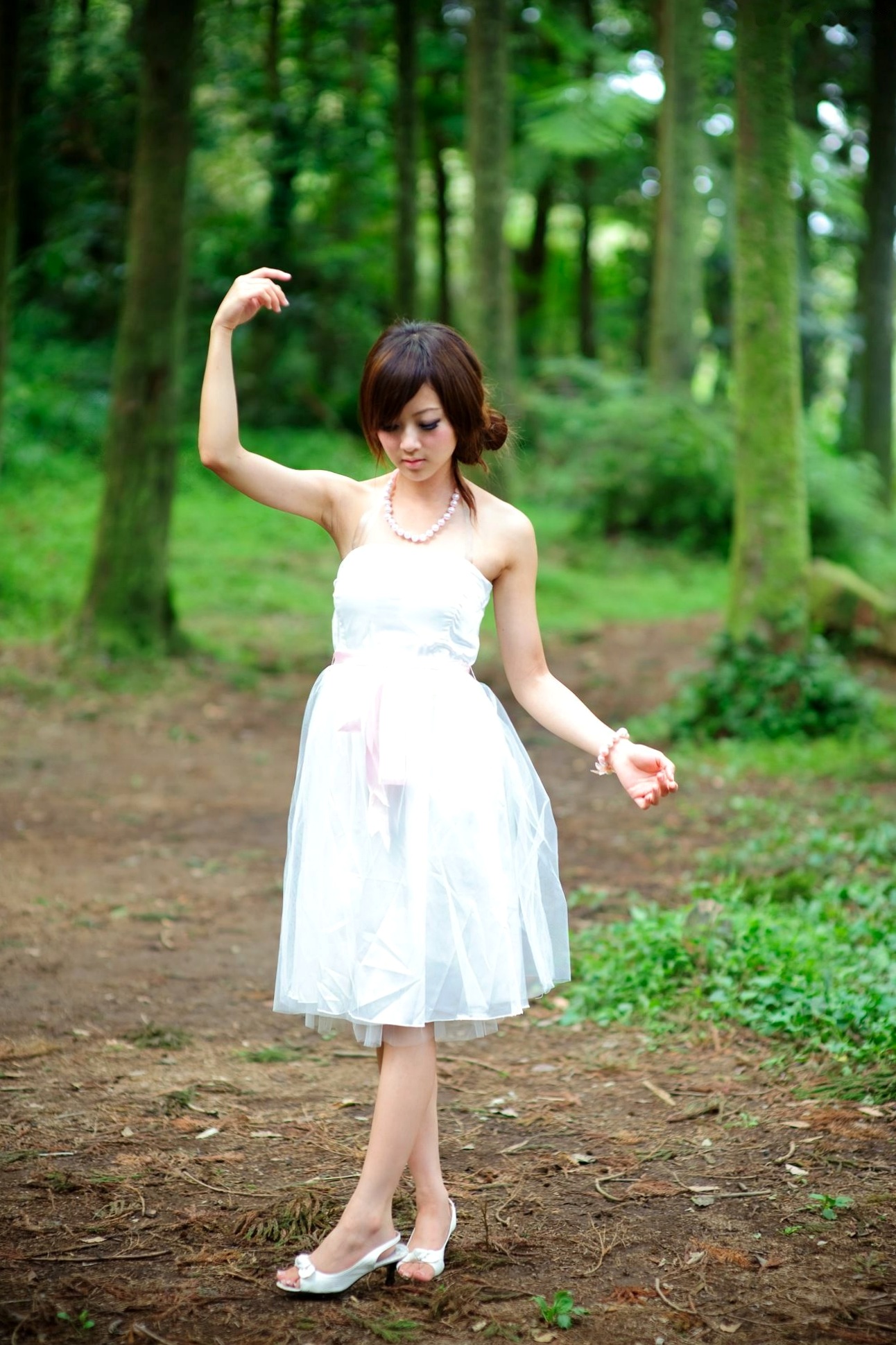 Gallery - 台湾正妹Mikako户外写真：白色圆舞曲的清新漫步与黑色执念的冷艳魅力台湾户外气质清新冷艳 女神私房照_秀色女神 - image 41