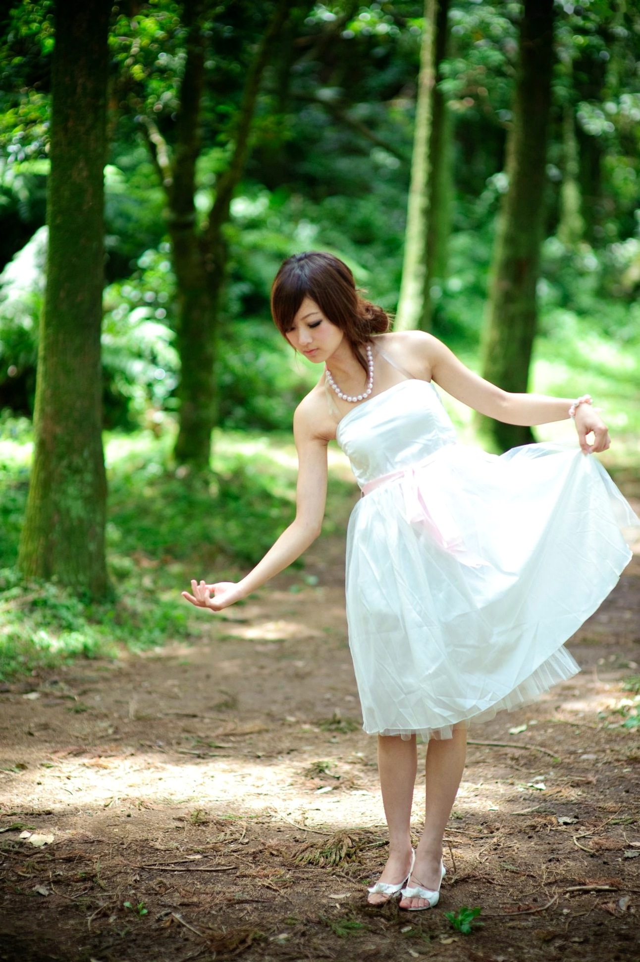 Gallery - 台湾正妹Mikako户外写真：白色圆舞曲的清新漫步与黑色执念的冷艳魅力台湾户外气质清新冷艳 女神私房照_秀色女神 - image 42