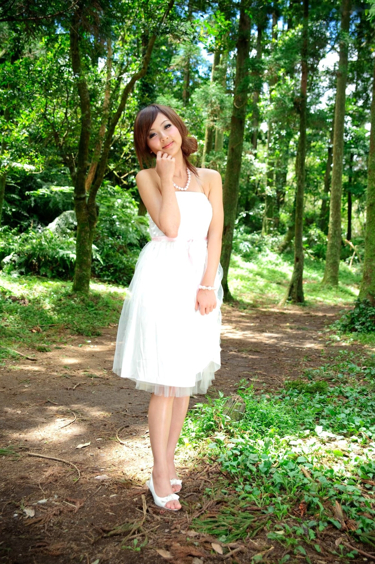 Gallery - 台湾正妹Mikako户外写真：白色圆舞曲的清新漫步与黑色执念的冷艳魅力台湾户外气质清新冷艳 女神私房照_秀色女神 - image 48
