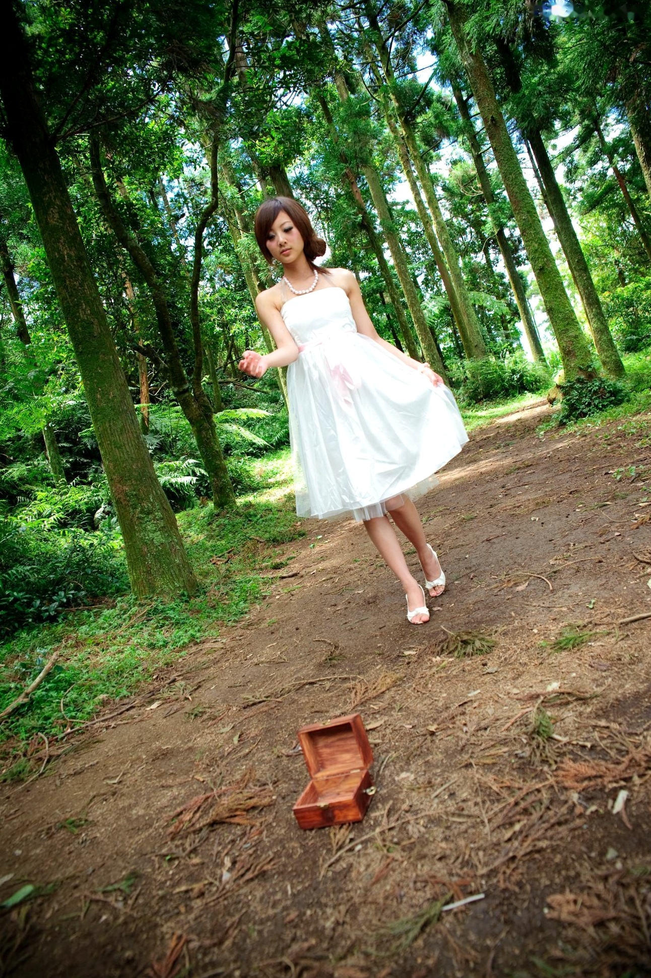Gallery - 台湾正妹Mikako户外写真：白色圆舞曲的清新漫步与黑色执念的冷艳魅力台湾户外气质清新冷艳 女神私房照_秀色女神 - image 49