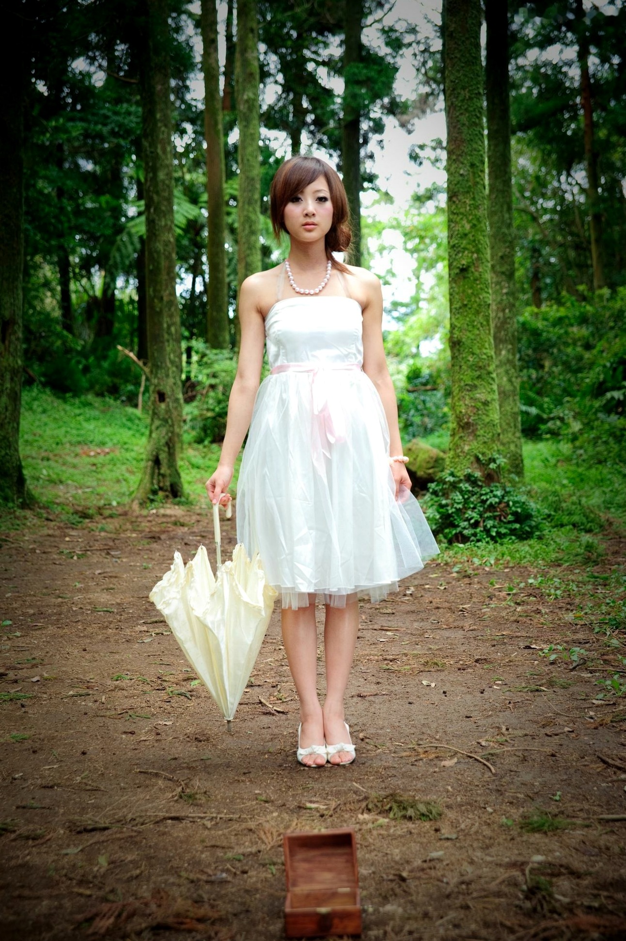 Gallery - 台湾正妹Mikako户外写真：白色圆舞曲的清新漫步与黑色执念的冷艳魅力台湾户外气质清新冷艳 女神私房照_秀色女神 - image 50