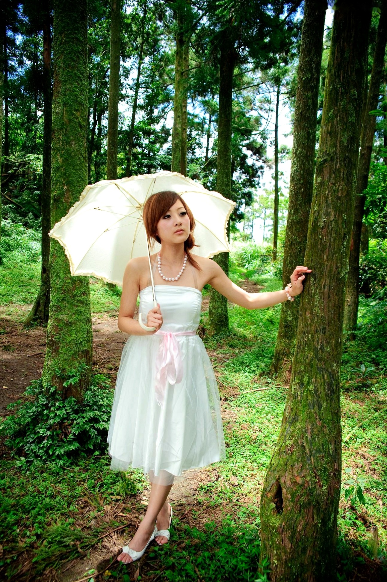 Gallery - 台湾正妹Mikako户外写真：白色圆舞曲的清新漫步与黑色执念的冷艳魅力台湾户外气质清新冷艳 女神私房照_秀色女神 - image 56