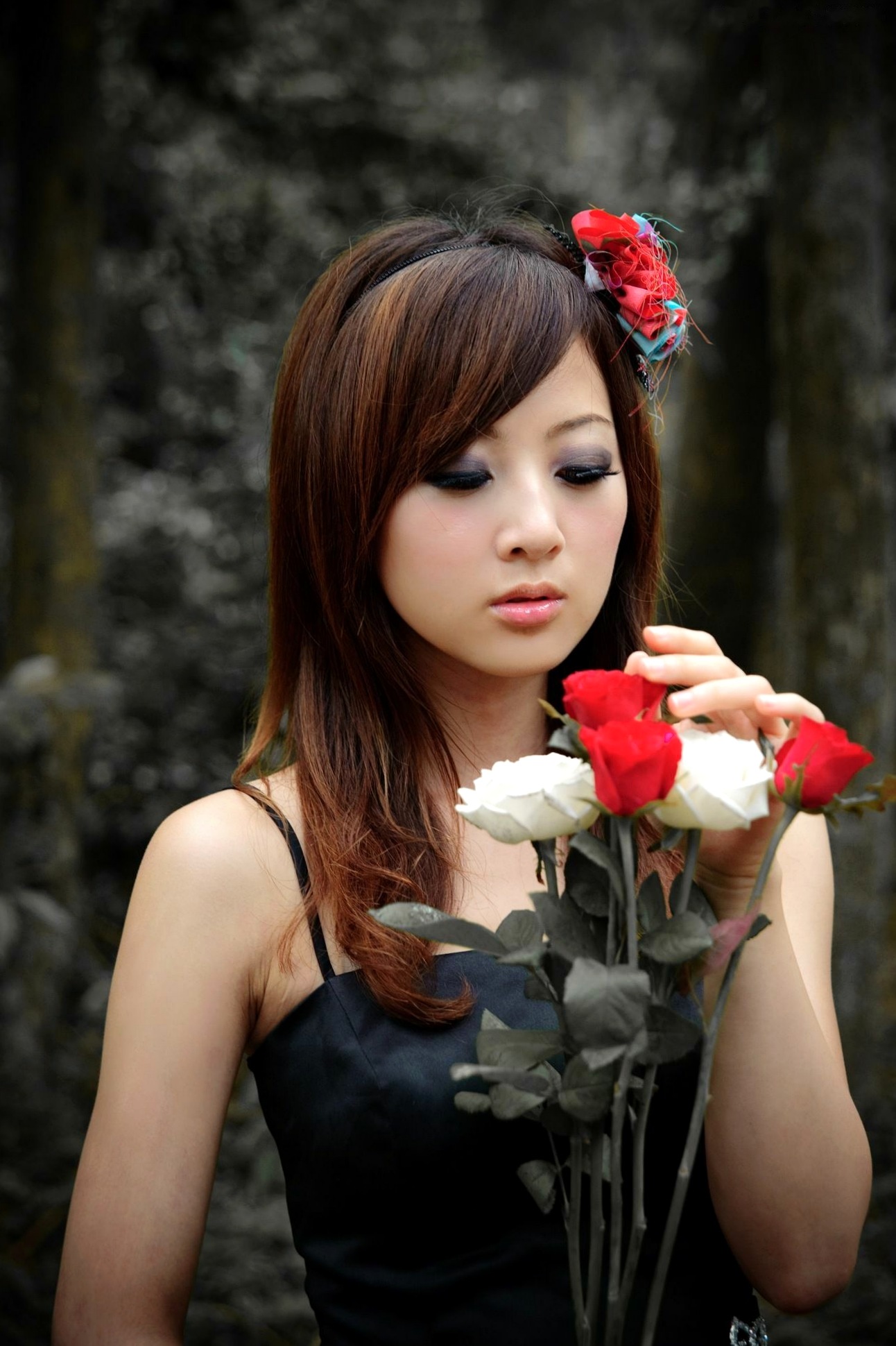 Gallery - 台湾正妹Mikako户外写真：白色圆舞曲的清新漫步与黑色执念的冷艳魅力台湾户外气质清新冷艳 女神私房照_秀色女神 - image 87
