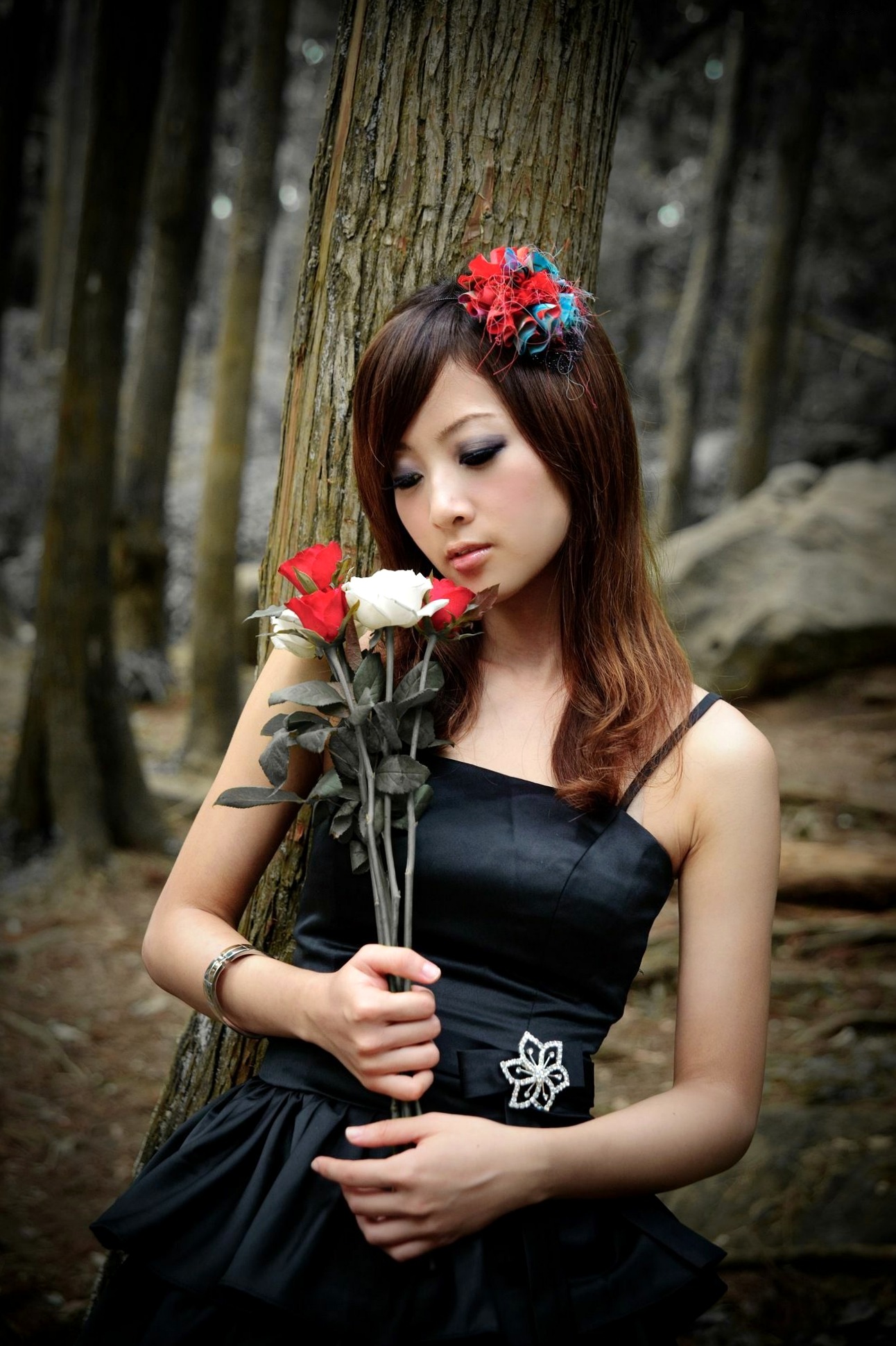 Gallery - 台湾正妹Mikako户外写真：白色圆舞曲的清新漫步与黑色执念的冷艳魅力台湾户外气质清新冷艳 女神私房照_秀色女神 - image 90