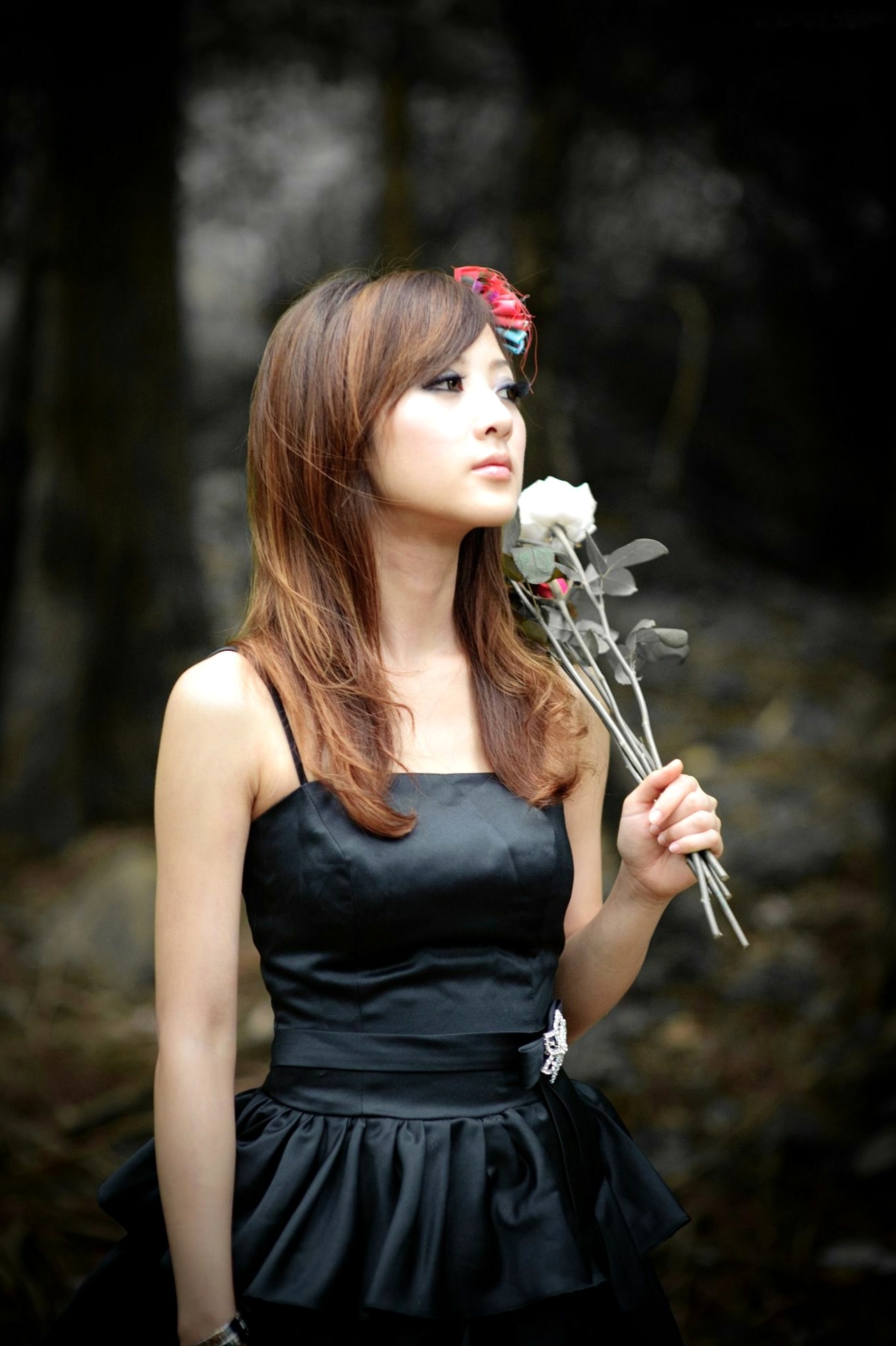 Gallery - 台湾正妹Mikako户外写真：白色圆舞曲的清新漫步与黑色执念的冷艳魅力台湾户外气质清新冷艳 女神私房照_秀色女神 - image 93