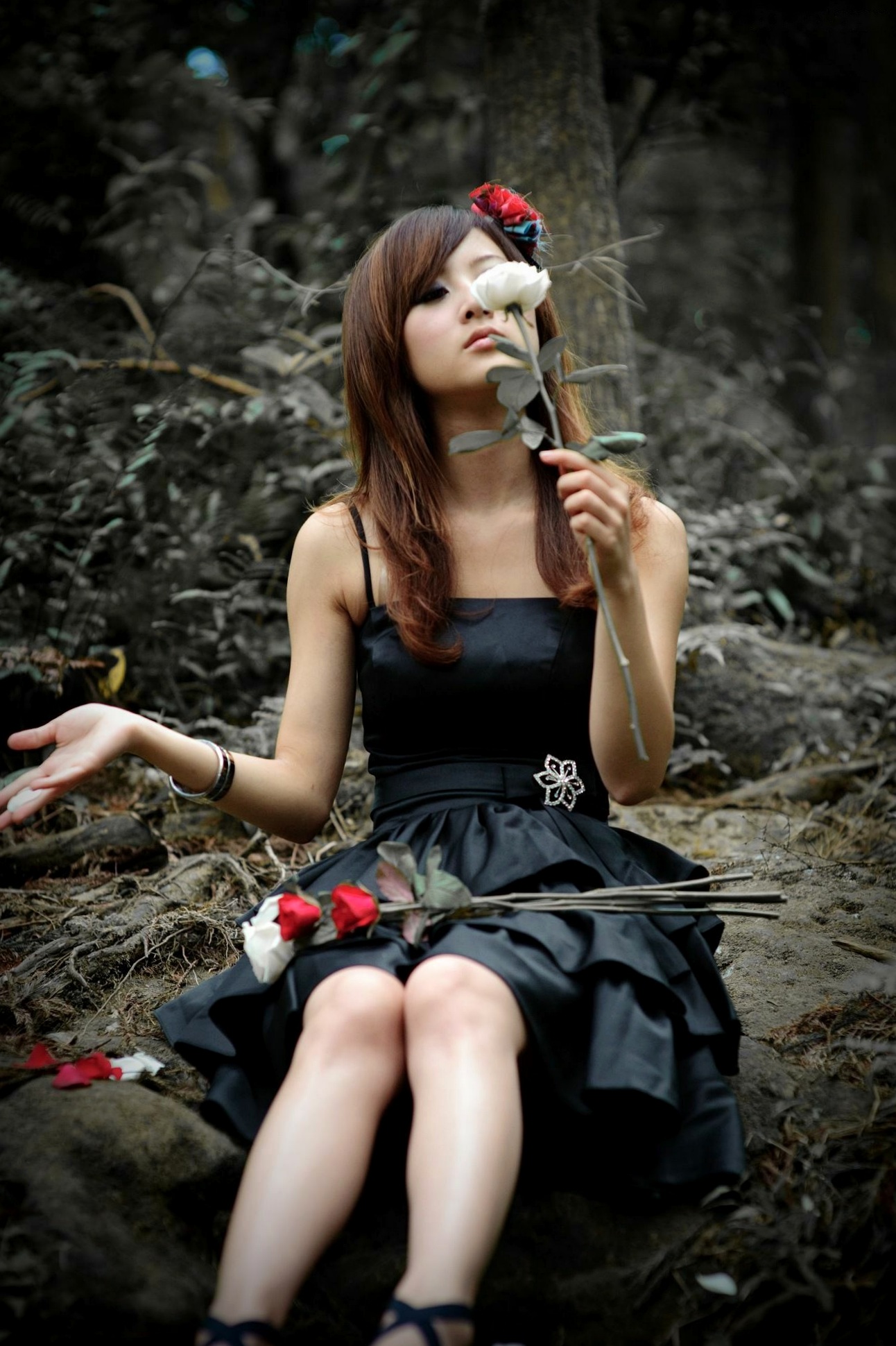 Gallery - 台湾正妹Mikako户外写真：白色圆舞曲的清新漫步与黑色执念的冷艳魅力台湾户外气质清新冷艳 女神私房照_秀色女神 - image 94