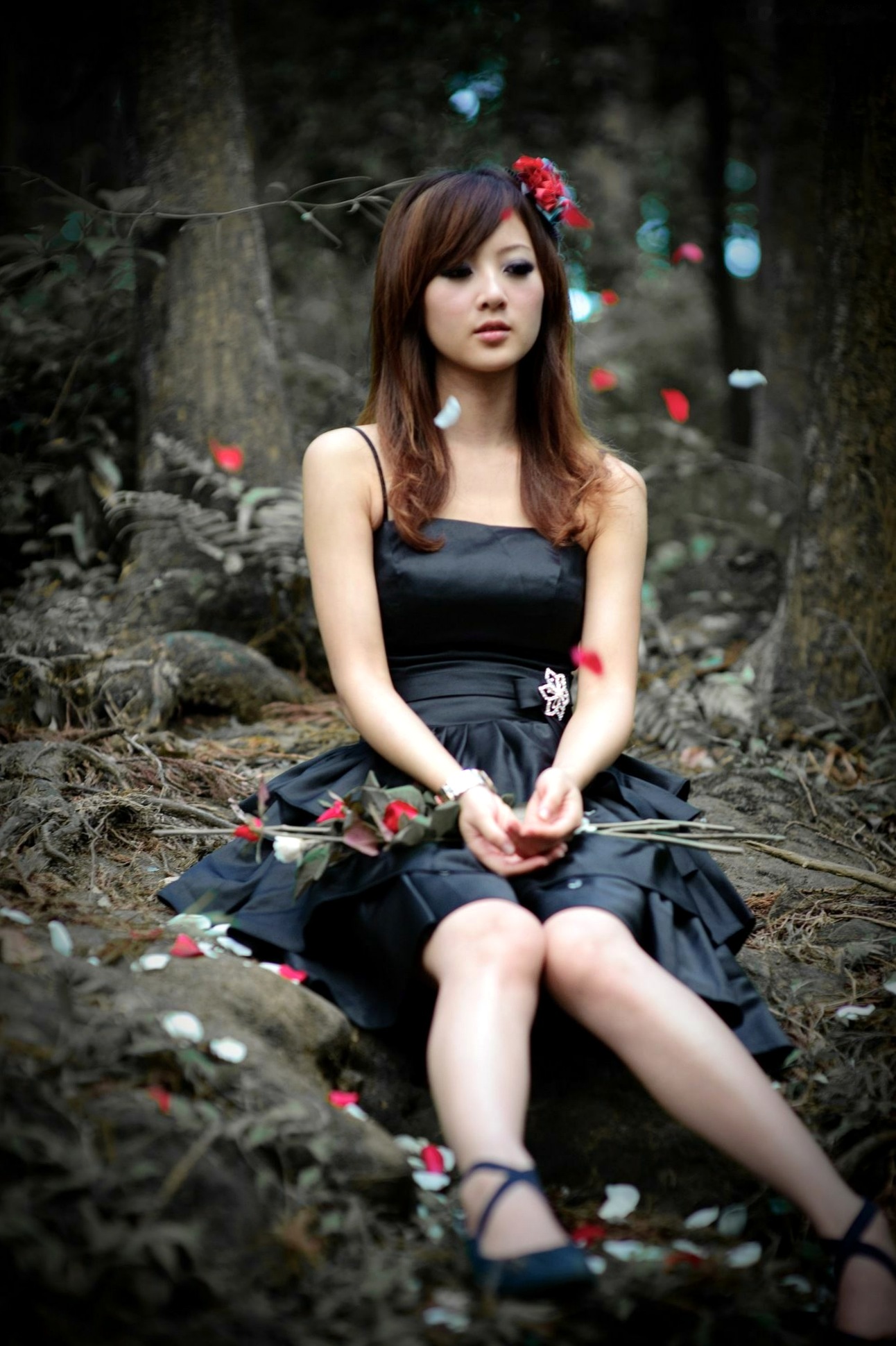 Gallery - 台湾正妹Mikako户外写真：白色圆舞曲的清新漫步与黑色执念的冷艳魅力台湾户外气质清新冷艳 女神私房照_秀色女神 - image 95
