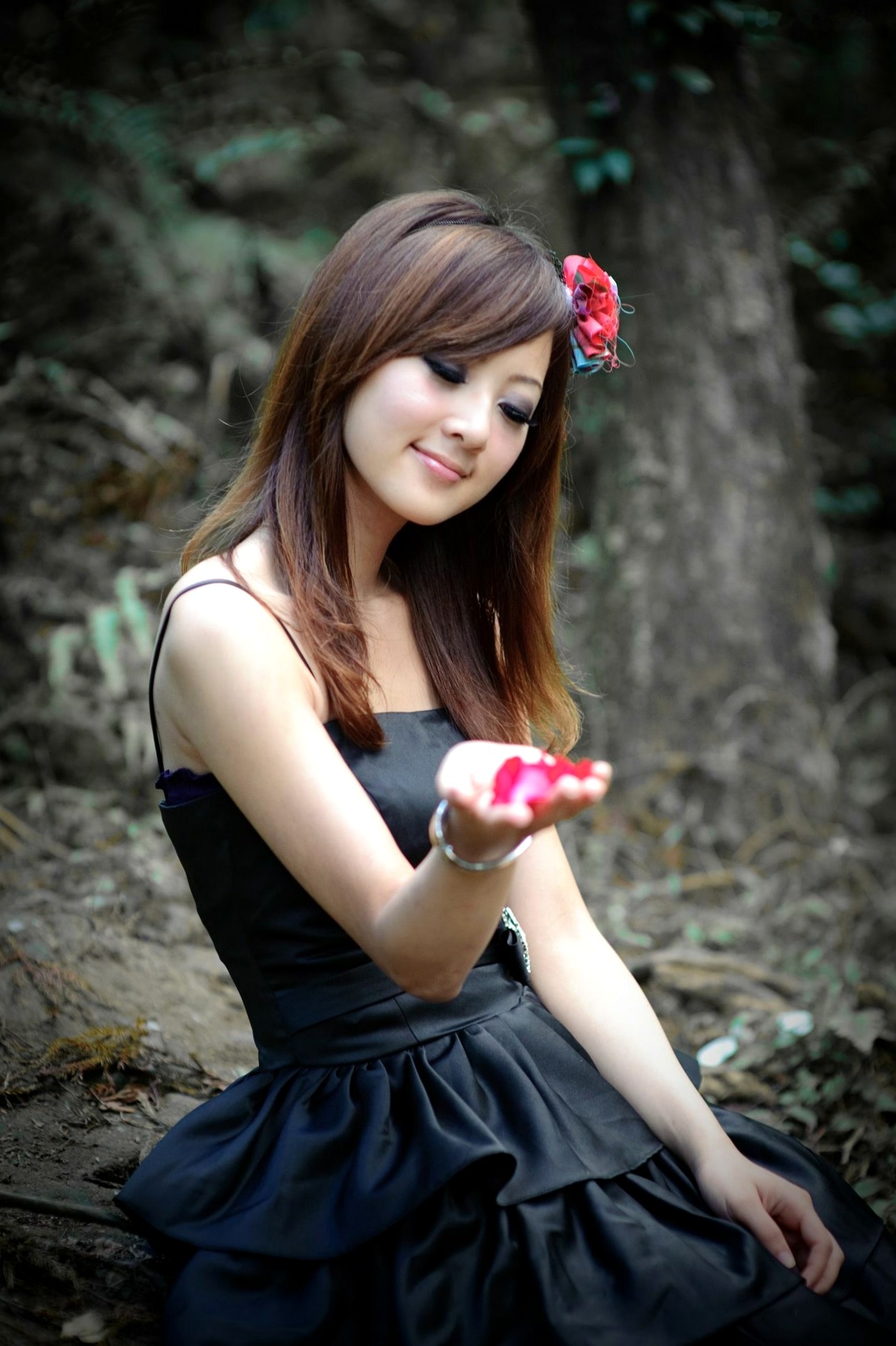 Gallery - 台湾正妹Mikako户外写真：白色圆舞曲的清新漫步与黑色执念的冷艳魅力台湾户外气质清新冷艳 女神私房照_秀色女神 - image 96