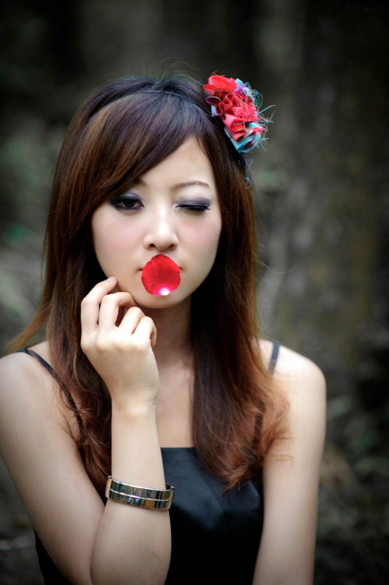 Gallery - 台湾正妹Mikako户外写真：白色圆舞曲的清新漫步与黑色执念的冷艳魅力台湾户外气质清新冷艳 女神私房照_秀色女神 - image 98