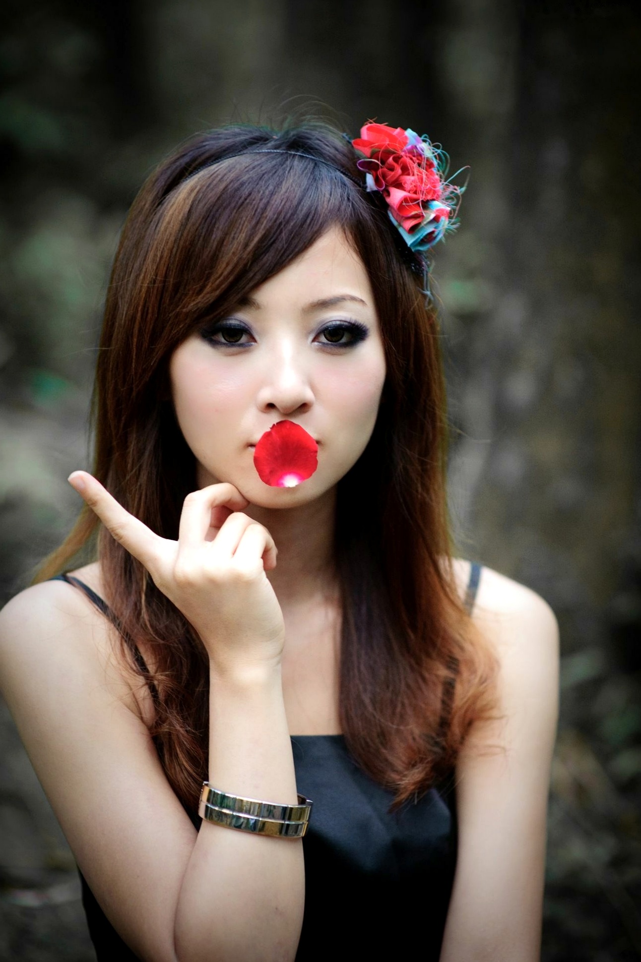 Gallery - 台湾正妹Mikako户外写真：白色圆舞曲的清新漫步与黑色执念的冷艳魅力台湾户外气质清新冷艳 女神私房照_秀色女神 - image 99