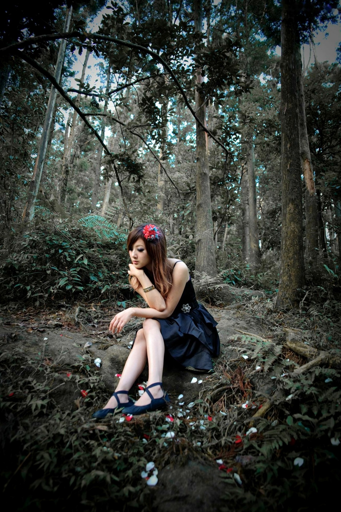 Gallery - 台湾正妹Mikako户外写真：白色圆舞曲的清新漫步与黑色执念的冷艳魅力台湾户外气质清新冷艳 女神私房照_秀色女神 - image 101