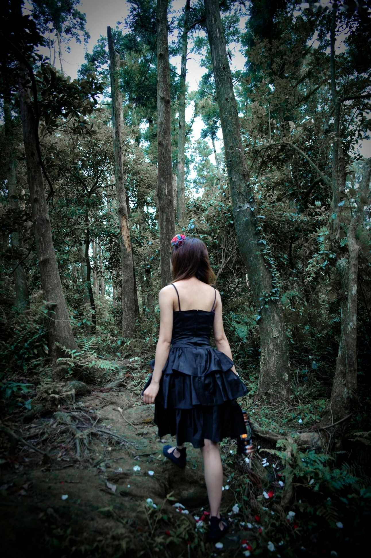 Gallery - 台湾正妹Mikako户外写真：白色圆舞曲的清新漫步与黑色执念的冷艳魅力台湾户外气质清新冷艳 女神私房照_秀色女神 - image 102