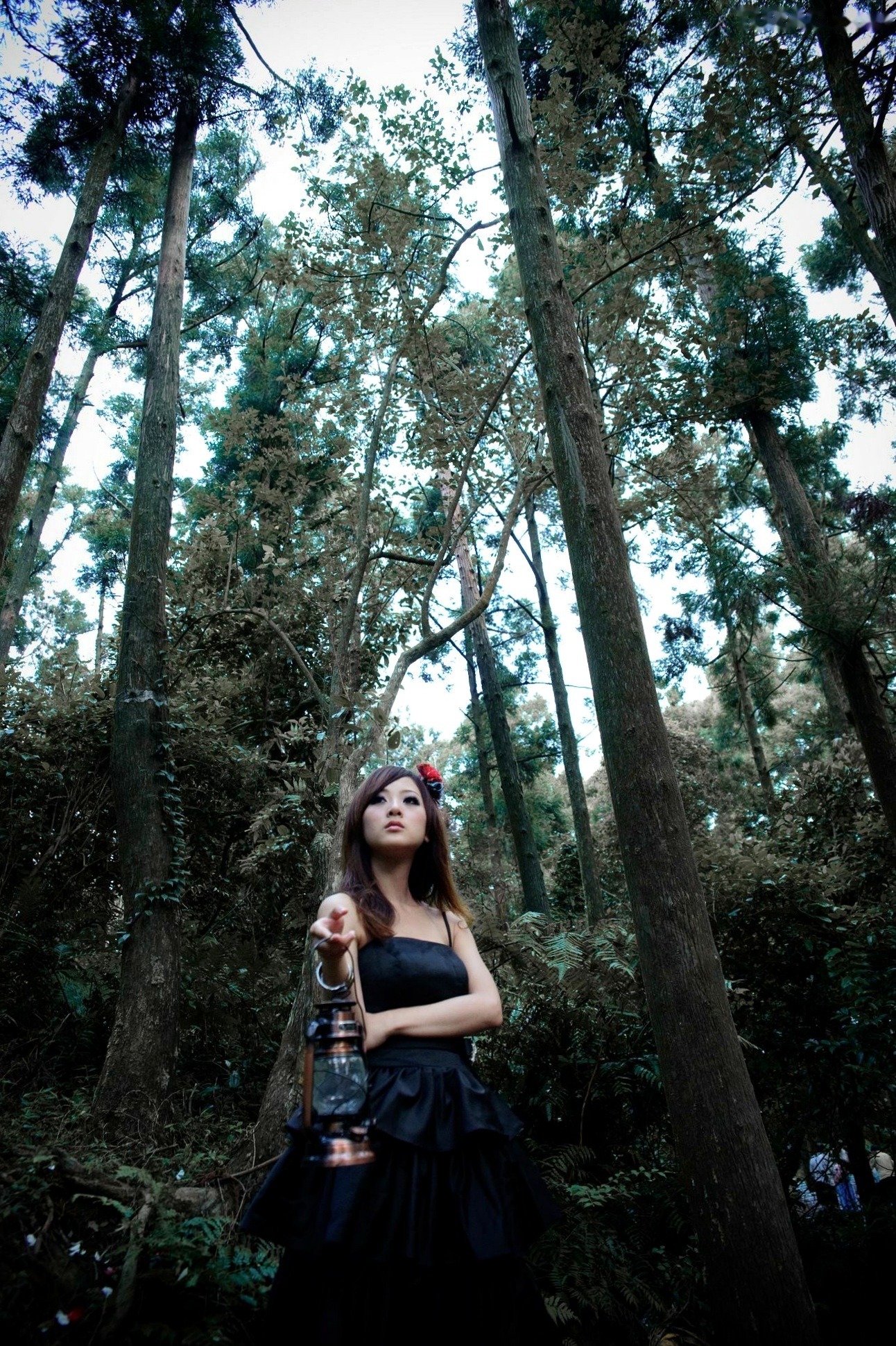 Gallery - 台湾正妹Mikako户外写真：白色圆舞曲的清新漫步与黑色执念的冷艳魅力台湾户外气质清新冷艳 女神私房照_秀色女神 - image 105