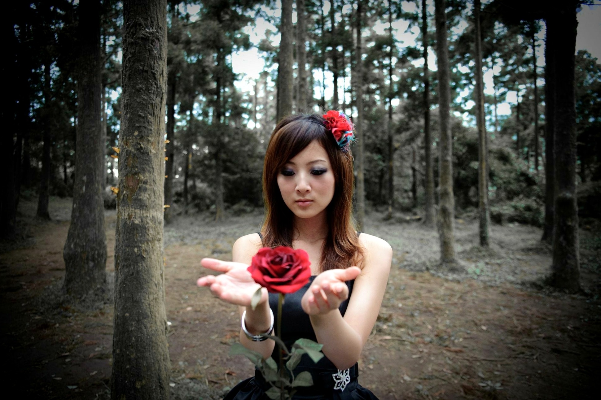 Gallery - 台湾正妹Mikako户外写真：白色圆舞曲的清新漫步与黑色执念的冷艳魅力台湾户外气质清新冷艳 女神私房照_秀色女神 - image 107