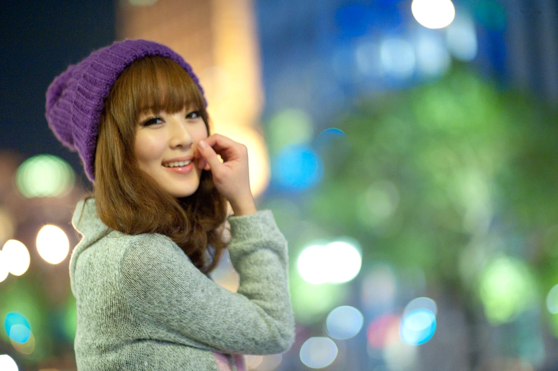 Gallery - 台湾正妹果子MM张凯洁《聖誕前夕夜拍》写真，清新毛衣针织帽与性感圣诞装街拍，璀璨夜景背景下的治愈系圣诞女神台湾街拍清新治愈系女神 女神私房照_秀色女神 - image 15