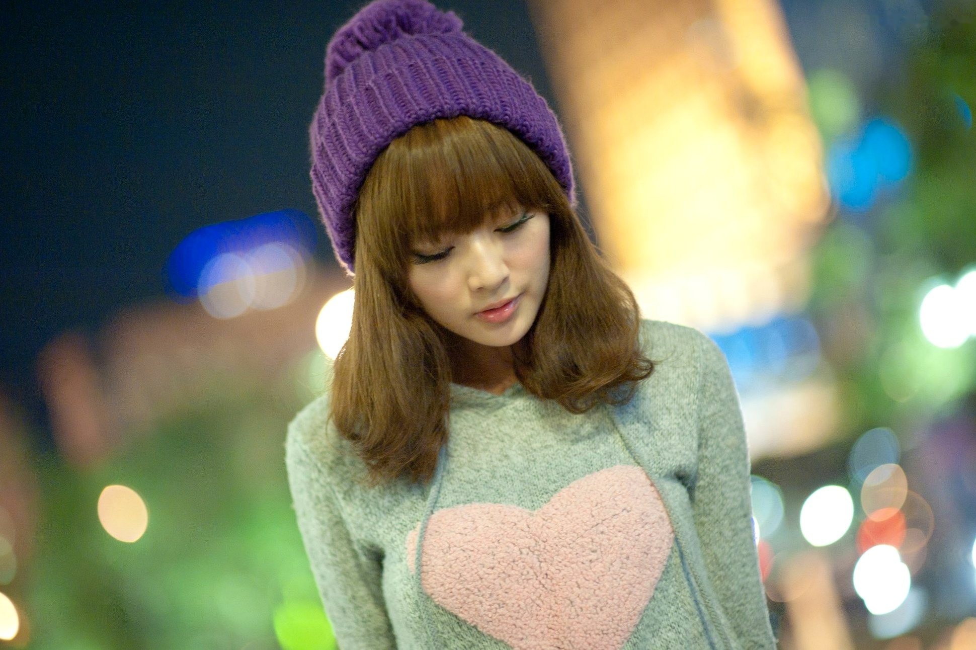 Gallery - 台湾正妹果子MM张凯洁《聖誕前夕夜拍》写真，清新毛衣针织帽与性感圣诞装街拍，璀璨夜景背景下的治愈系圣诞女神台湾街拍清新治愈系女神 女神私房照_秀色女神 - image 17