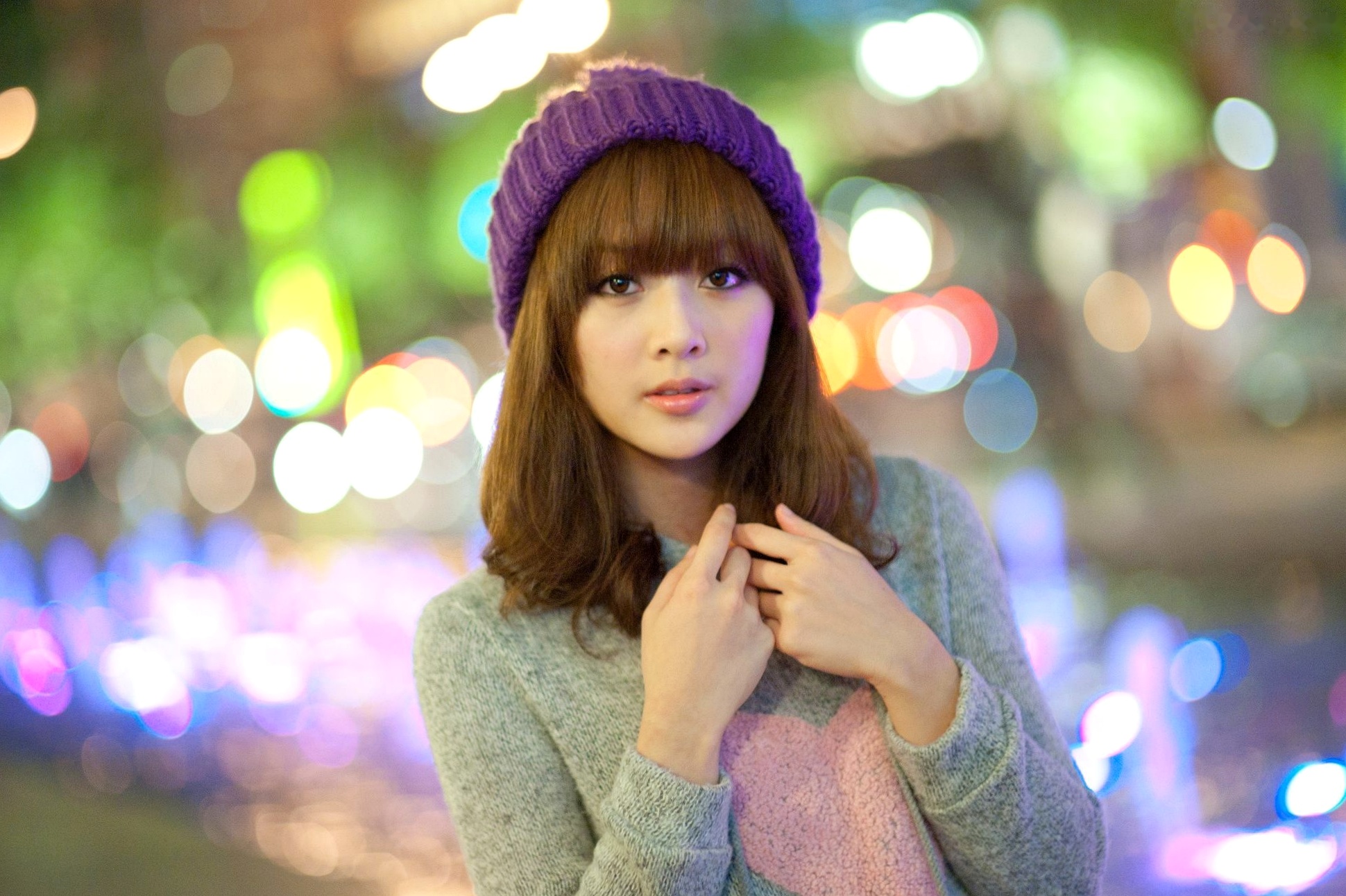 Gallery - 台湾正妹果子MM张凯洁《聖誕前夕夜拍》写真，清新毛衣针织帽与性感圣诞装街拍，璀璨夜景背景下的治愈系圣诞女神台湾街拍清新治愈系女神 女神私房照_秀色女神 - image 20